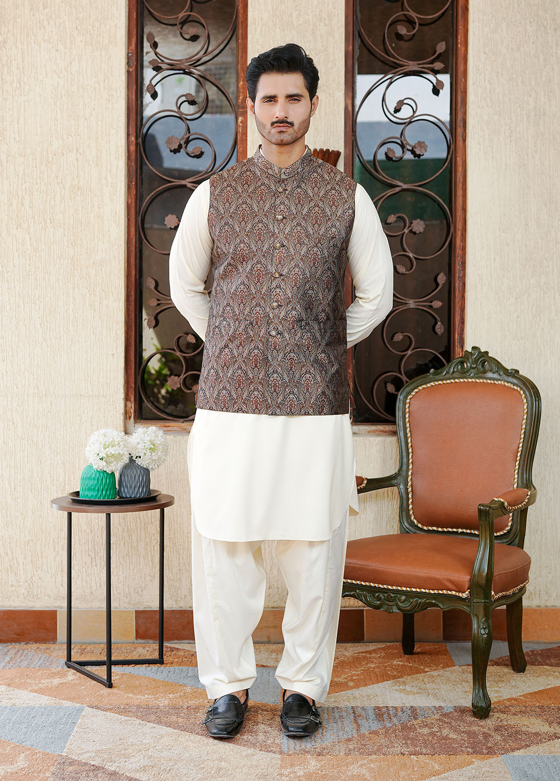 zari jacquard Waistcoat in Saddle brown