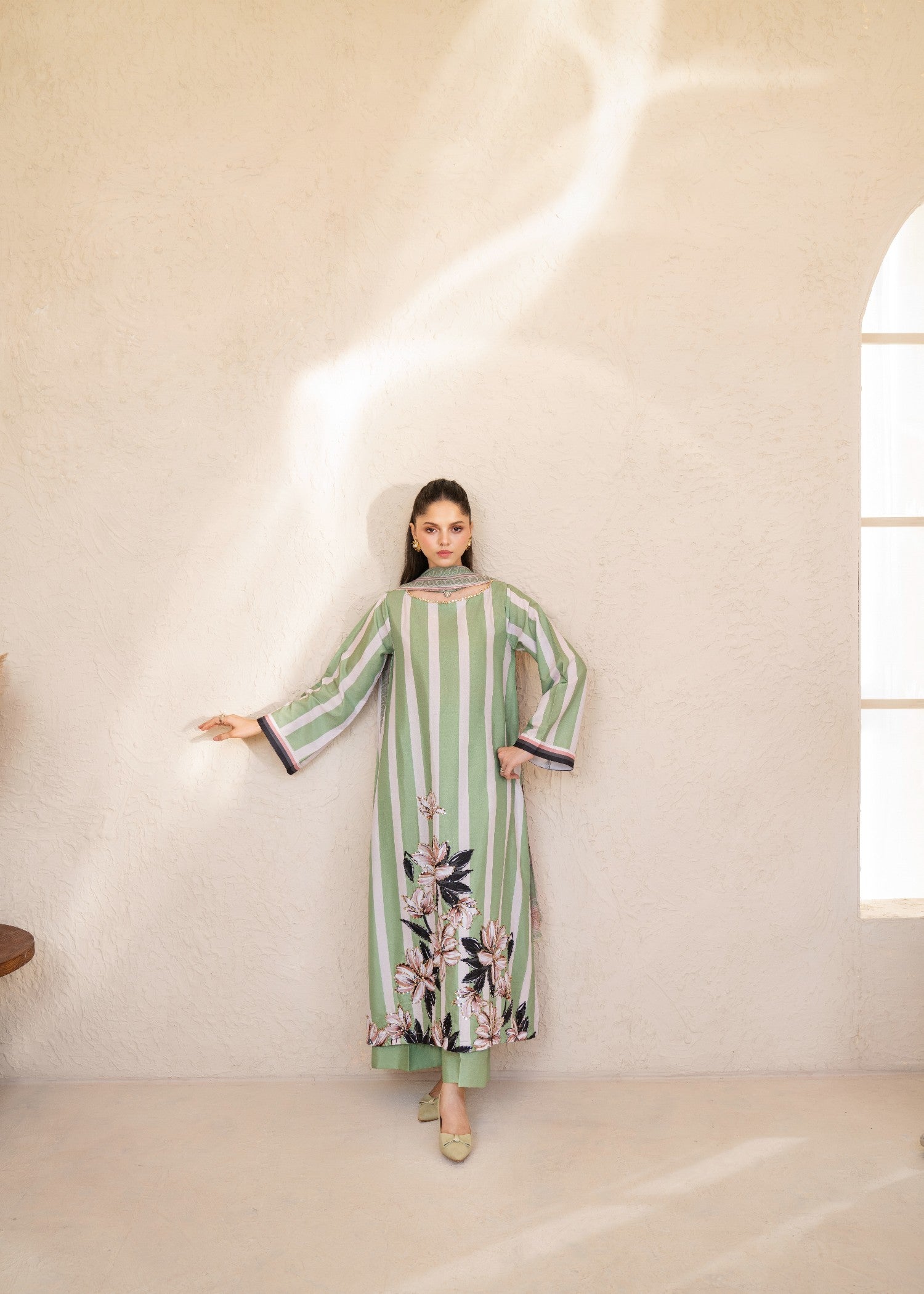 silk grip Kurta Set in Jet black, linen, moss green