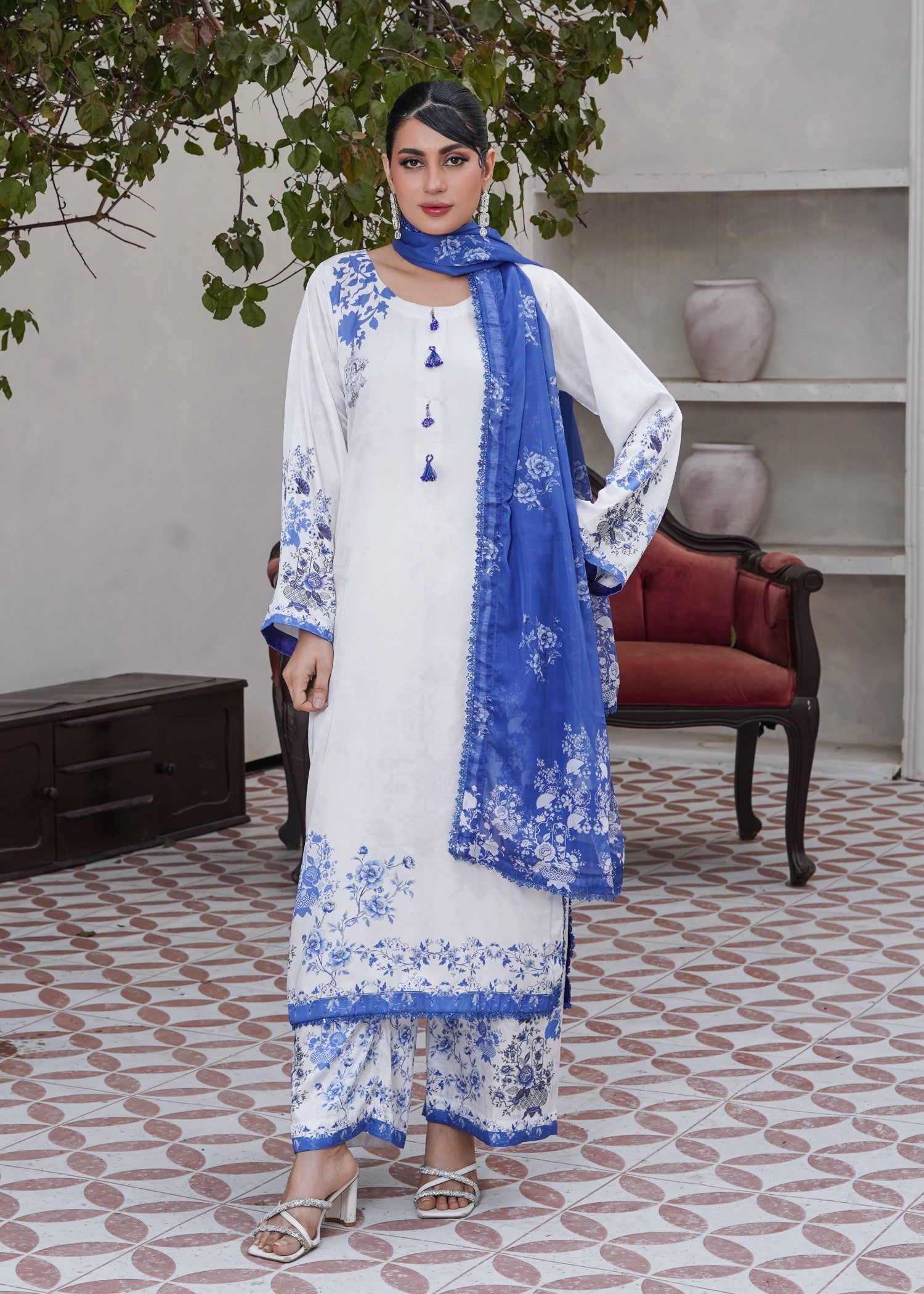 charmuse/shamooz Kurta Set in White, royal blue