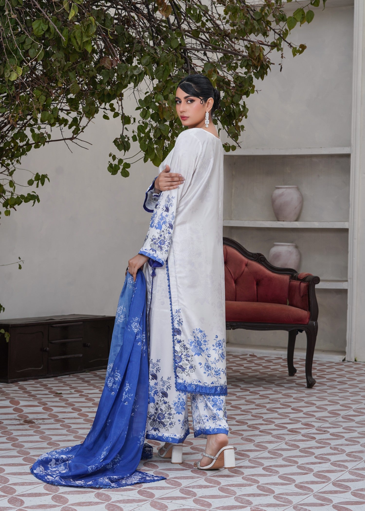 charmuse/shamooz Kurta Set in White, royal blue