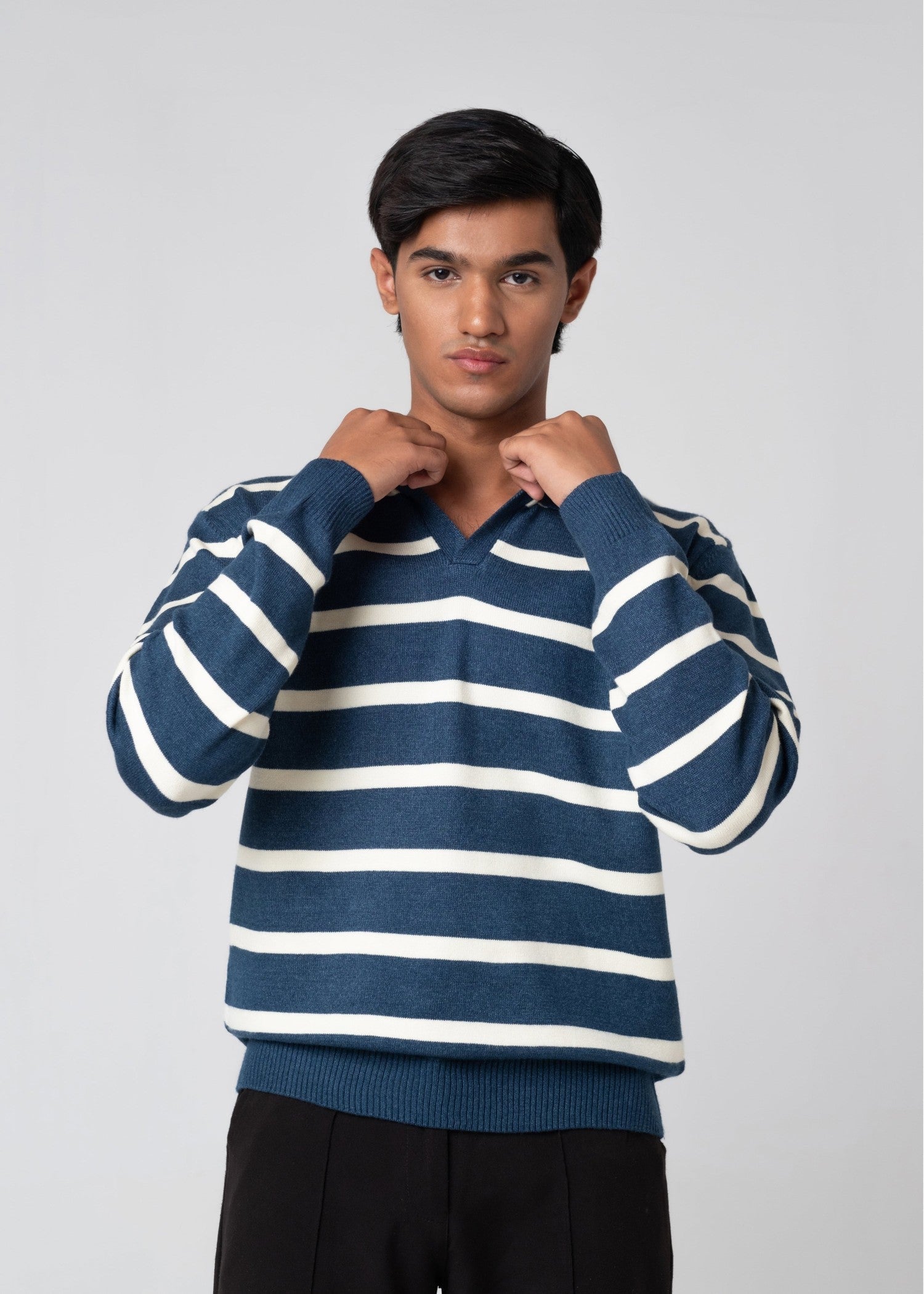 fleece Sweater in White, steel blue