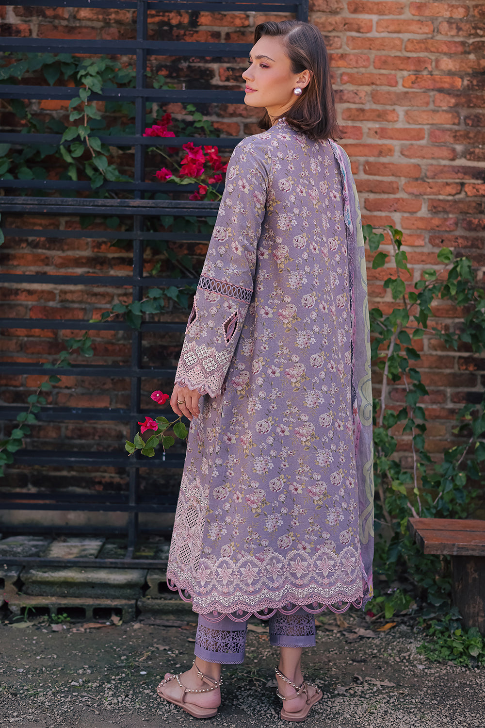 Shezlin Chikankari Eid Edit Lawn – RAAHEEN (AV-13)