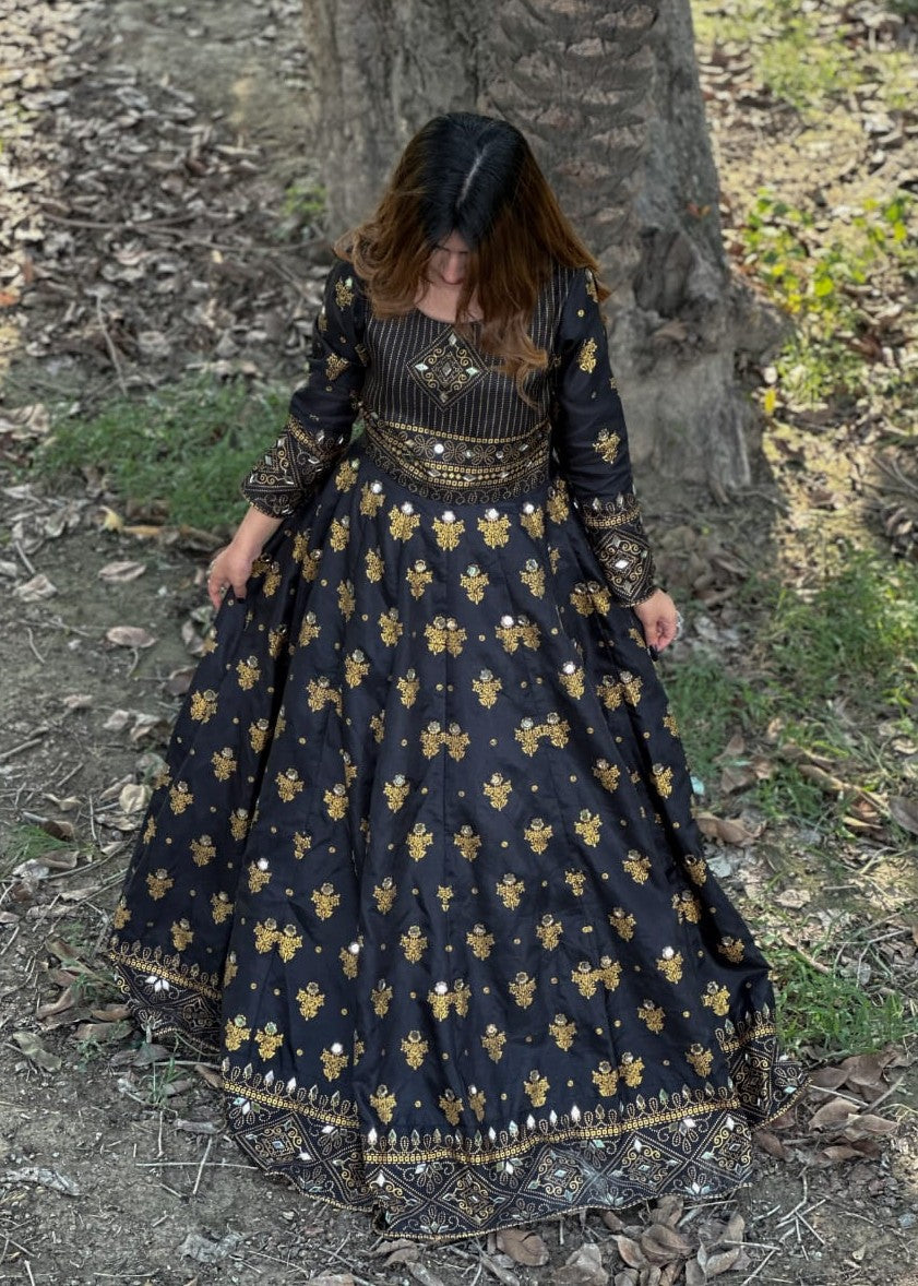 satin silk Maxi in Black