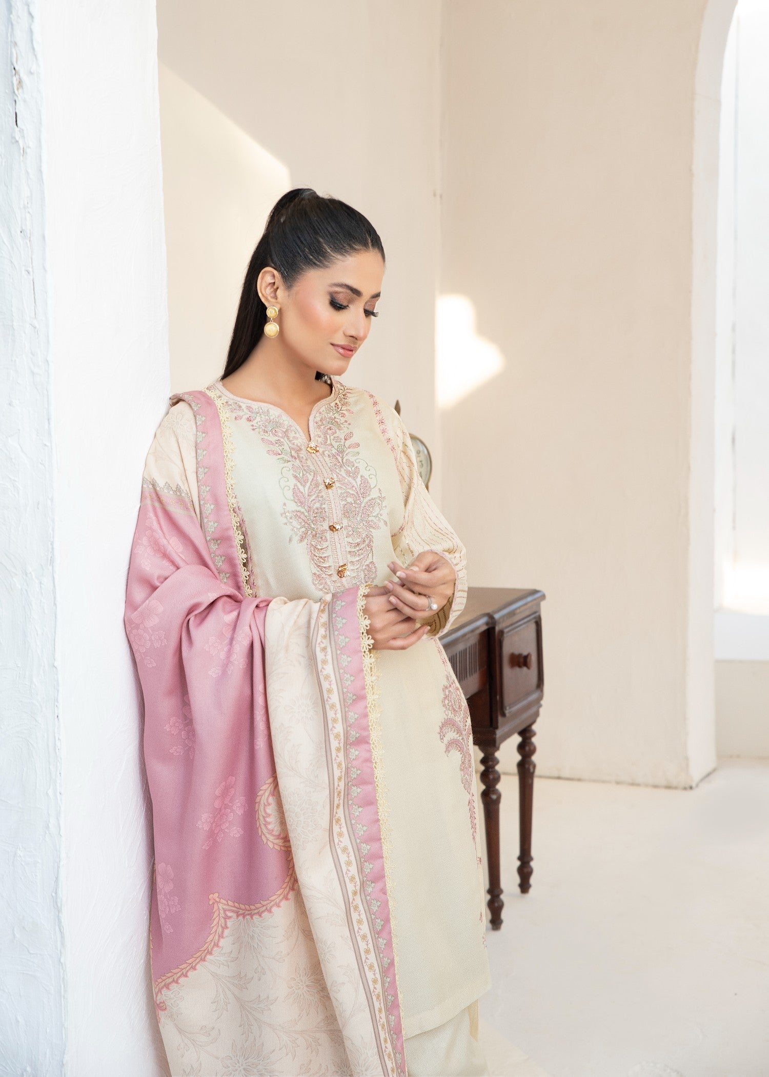 lawn Kurta Set in Floral white