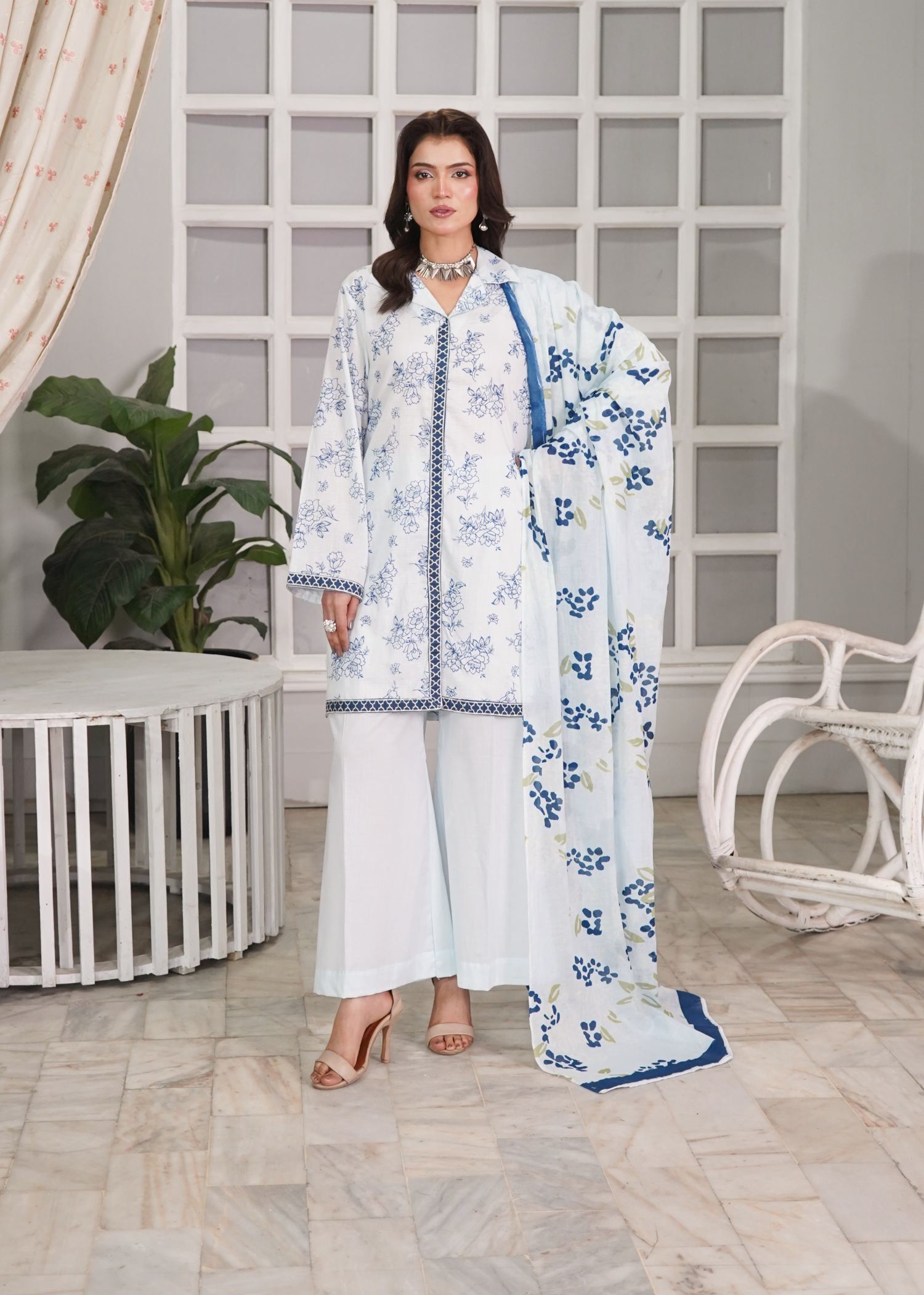 lawn Kurta Set in White, off-white