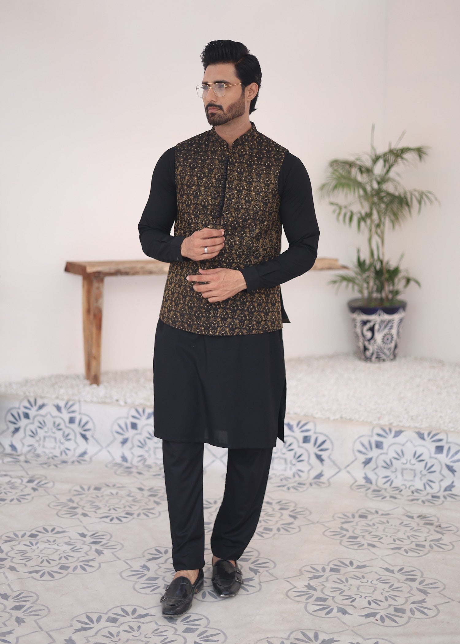 zari masuri Waistcoat in Gold, black