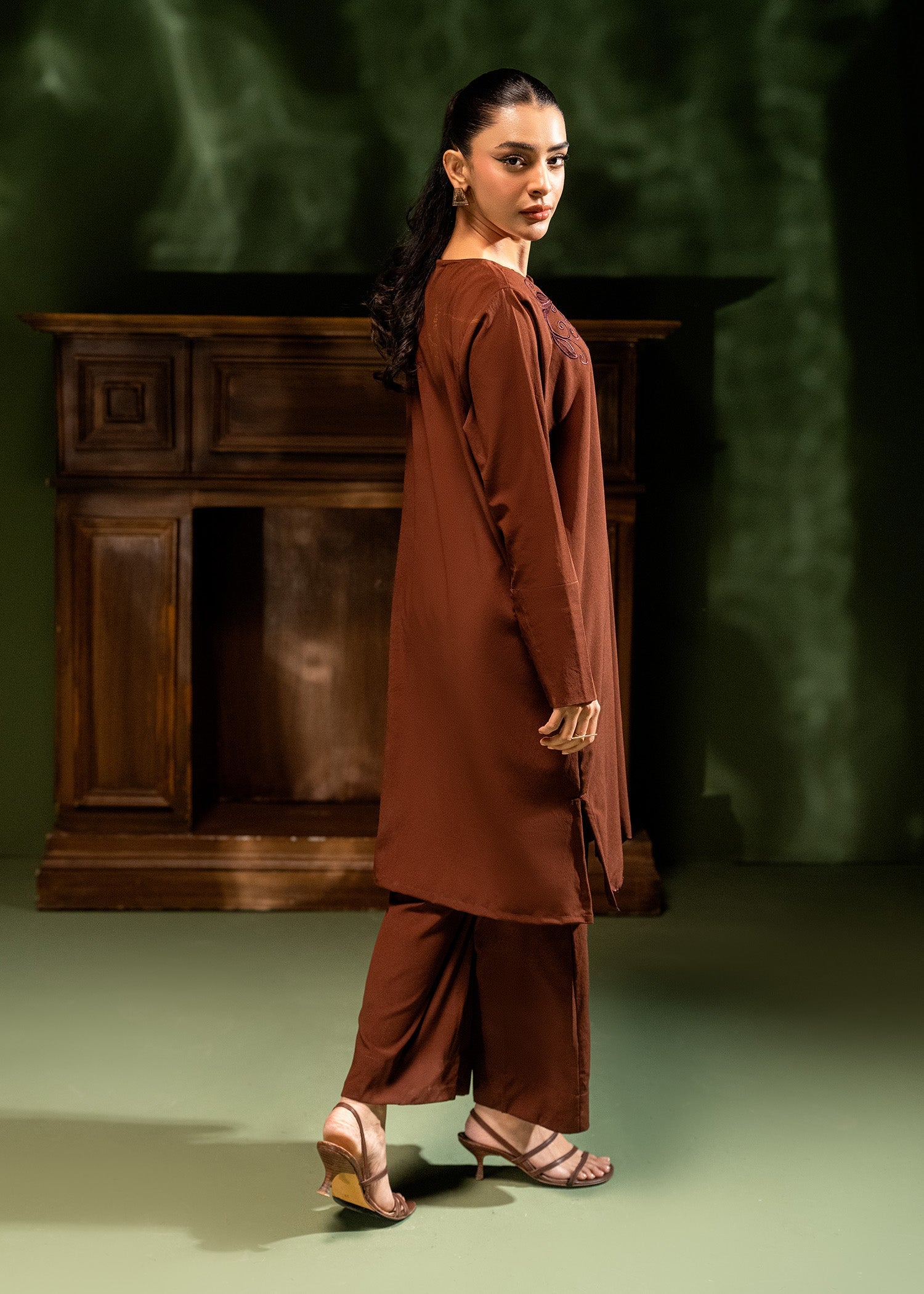 crepe Kurta Set in Walnut brown