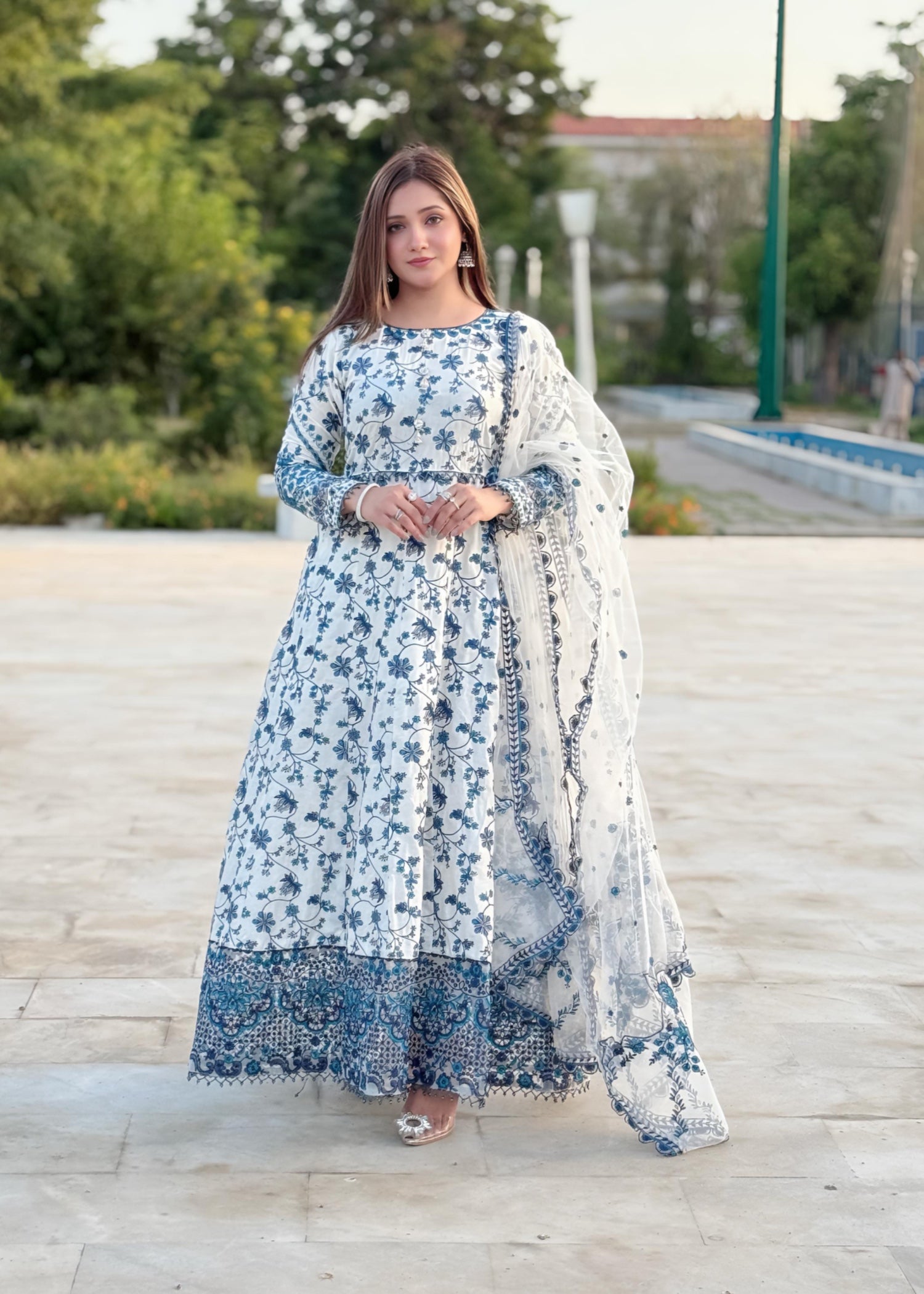 lawn Maxi in Royal blue, white