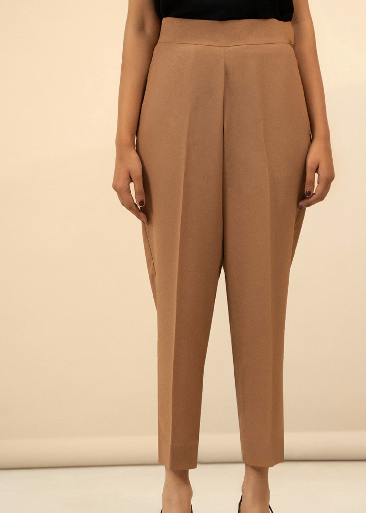 crepe Trousers in Camel brown