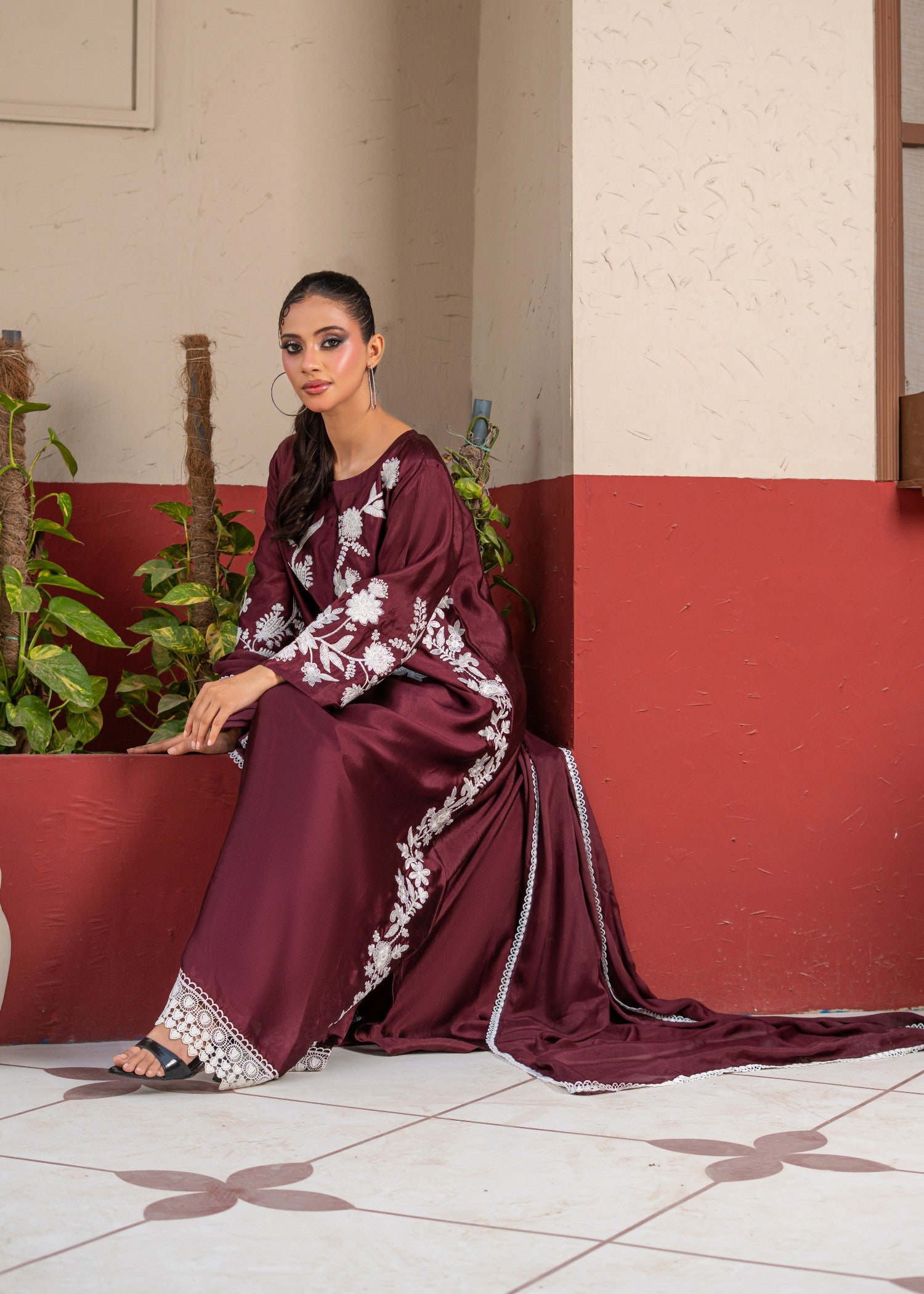 silk Kaftan in White, maroon