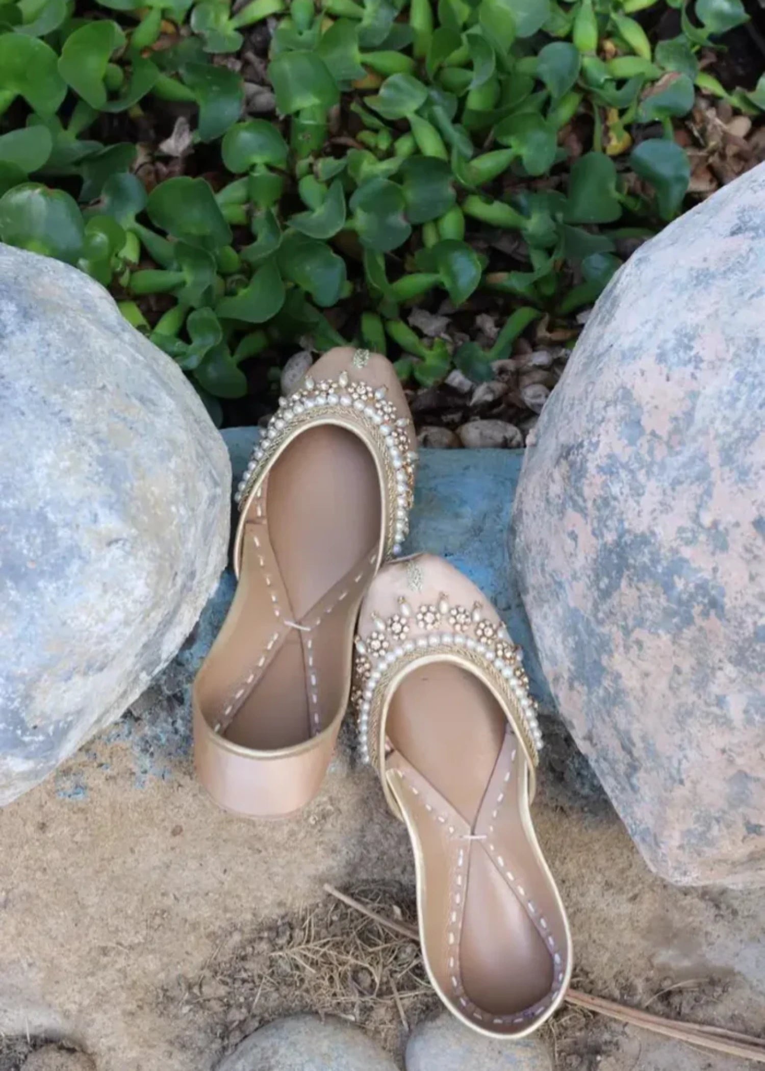 Khussa in Gold by - High Quality Women Khussa YAS3572