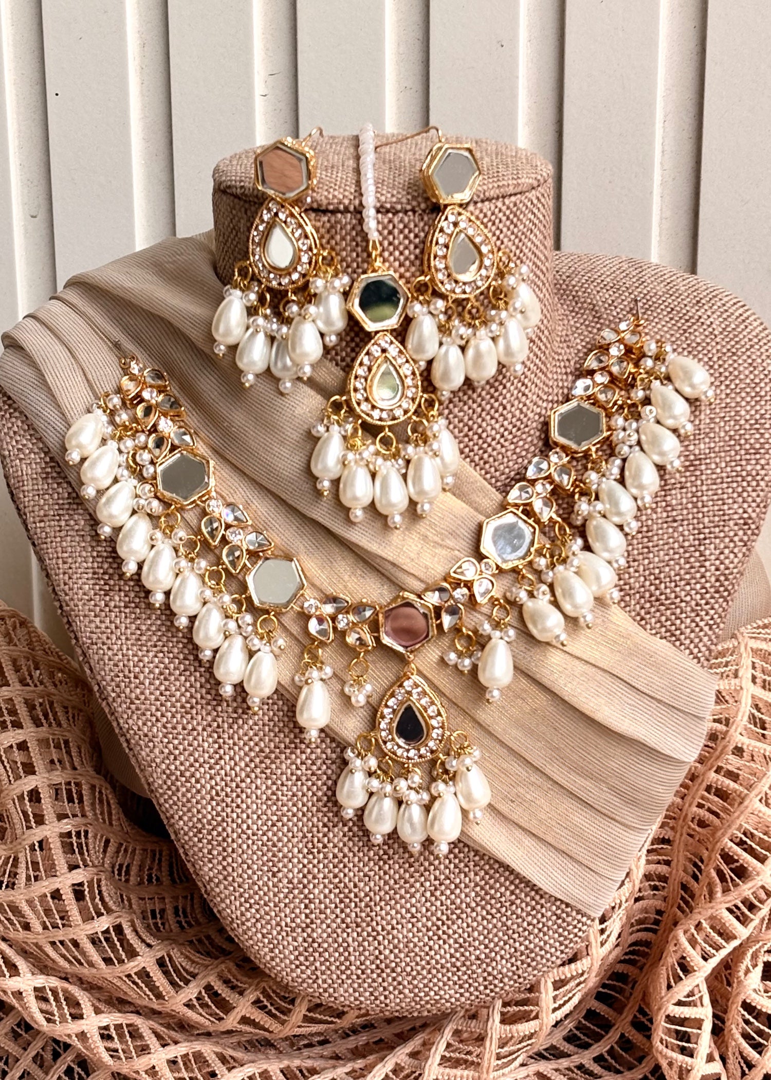 Jewelry Set in White Color by - Trendy Women Jewelry Set GOD4993