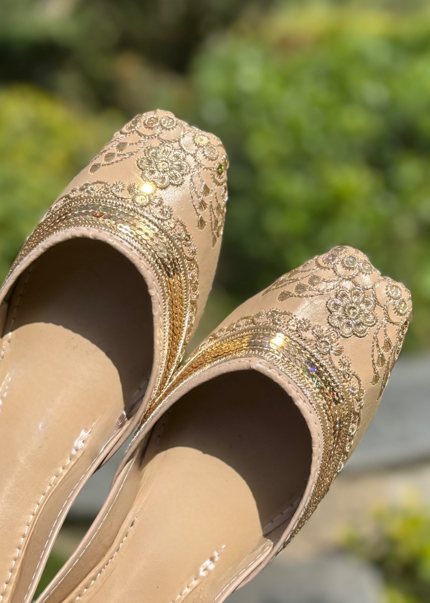 Khussa in Cream by - High Quality Women Khussa VCM2951
