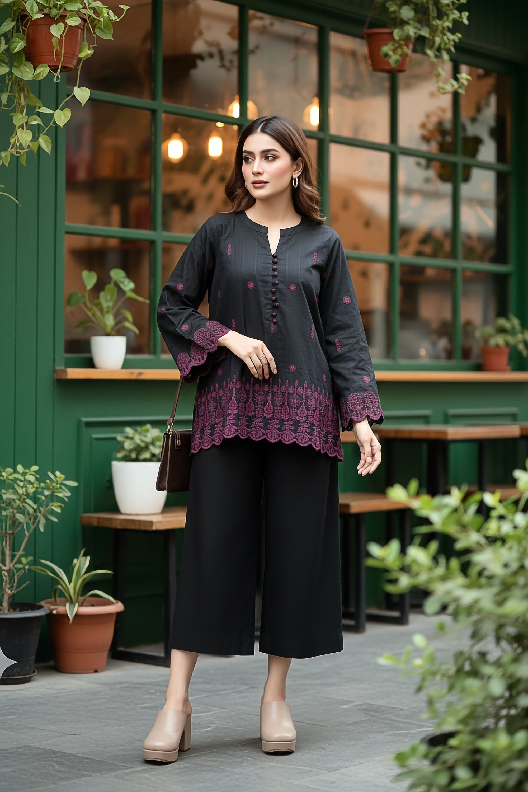 cambric Kurti in Jet black