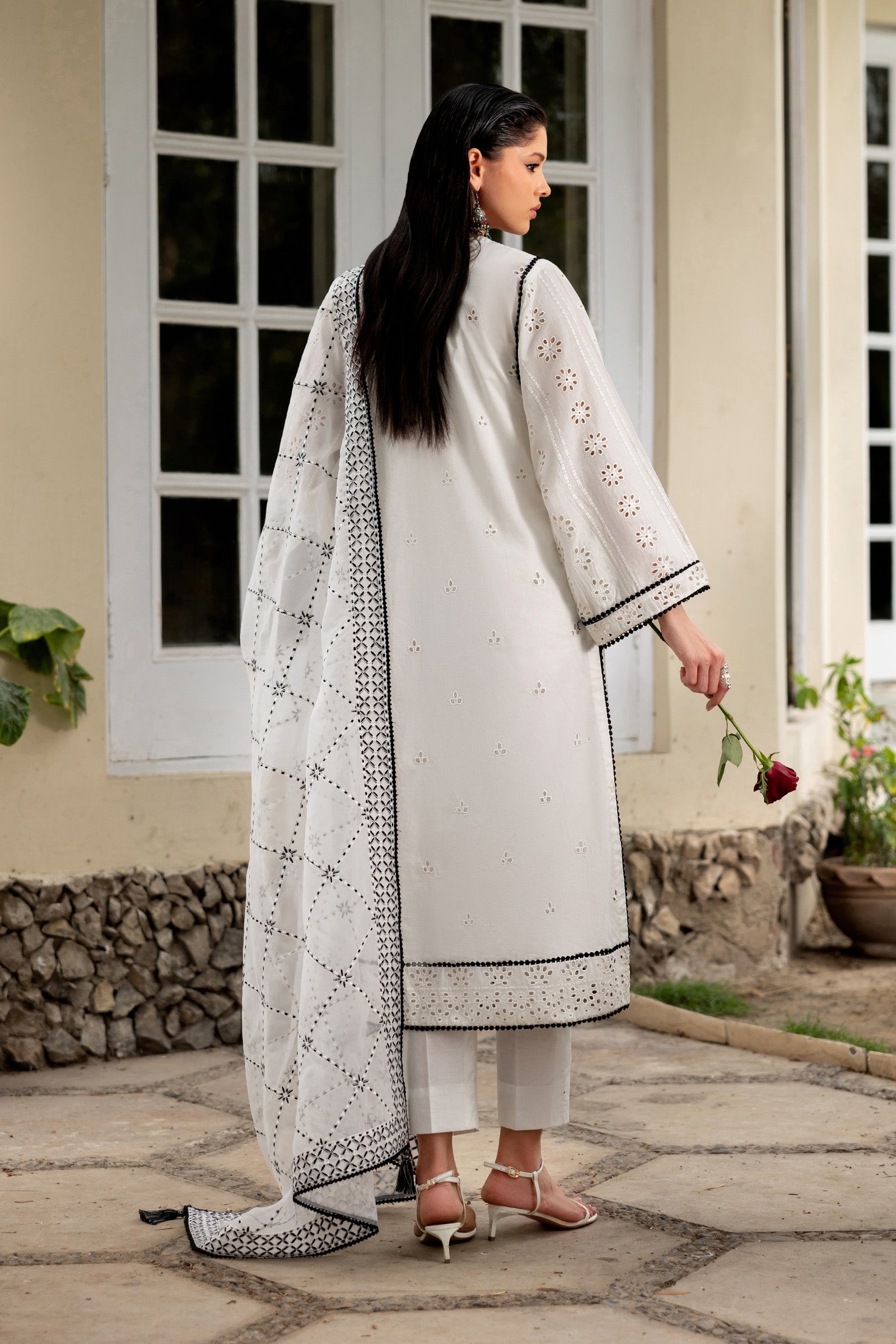 Summer Lawn – Linnea