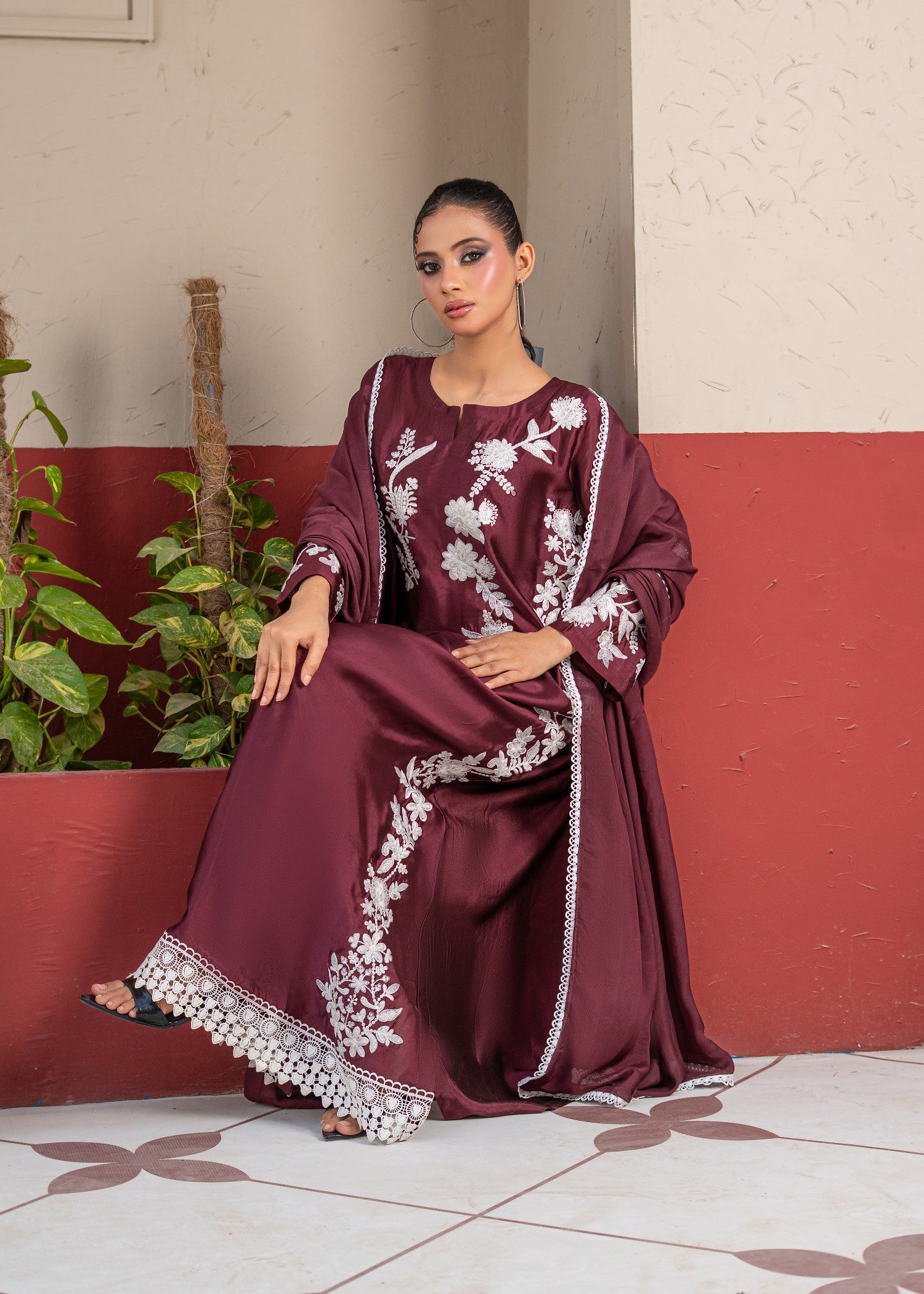 silk Kaftan in White, maroon
