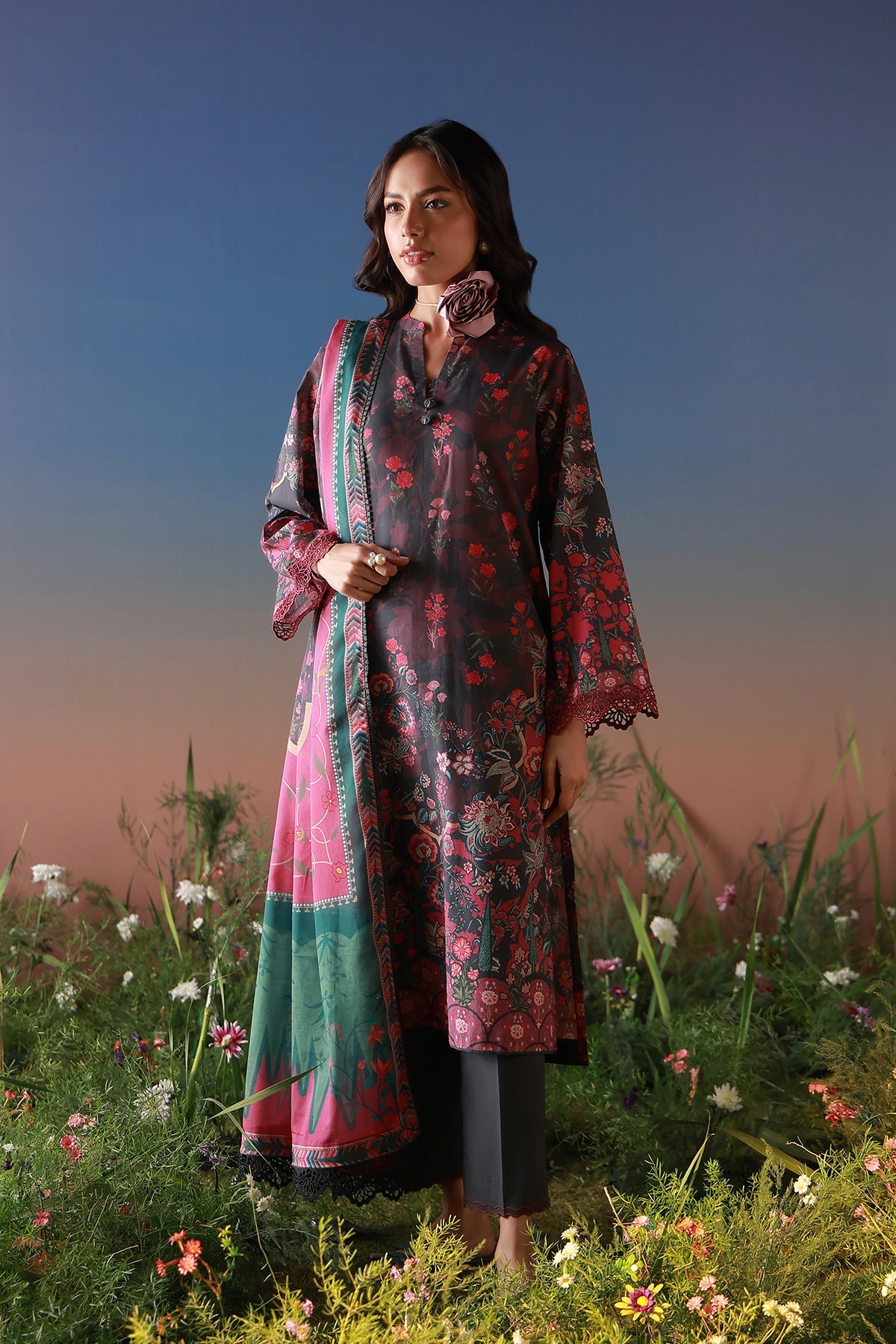 Mirha Lawn – Noir Roseraie