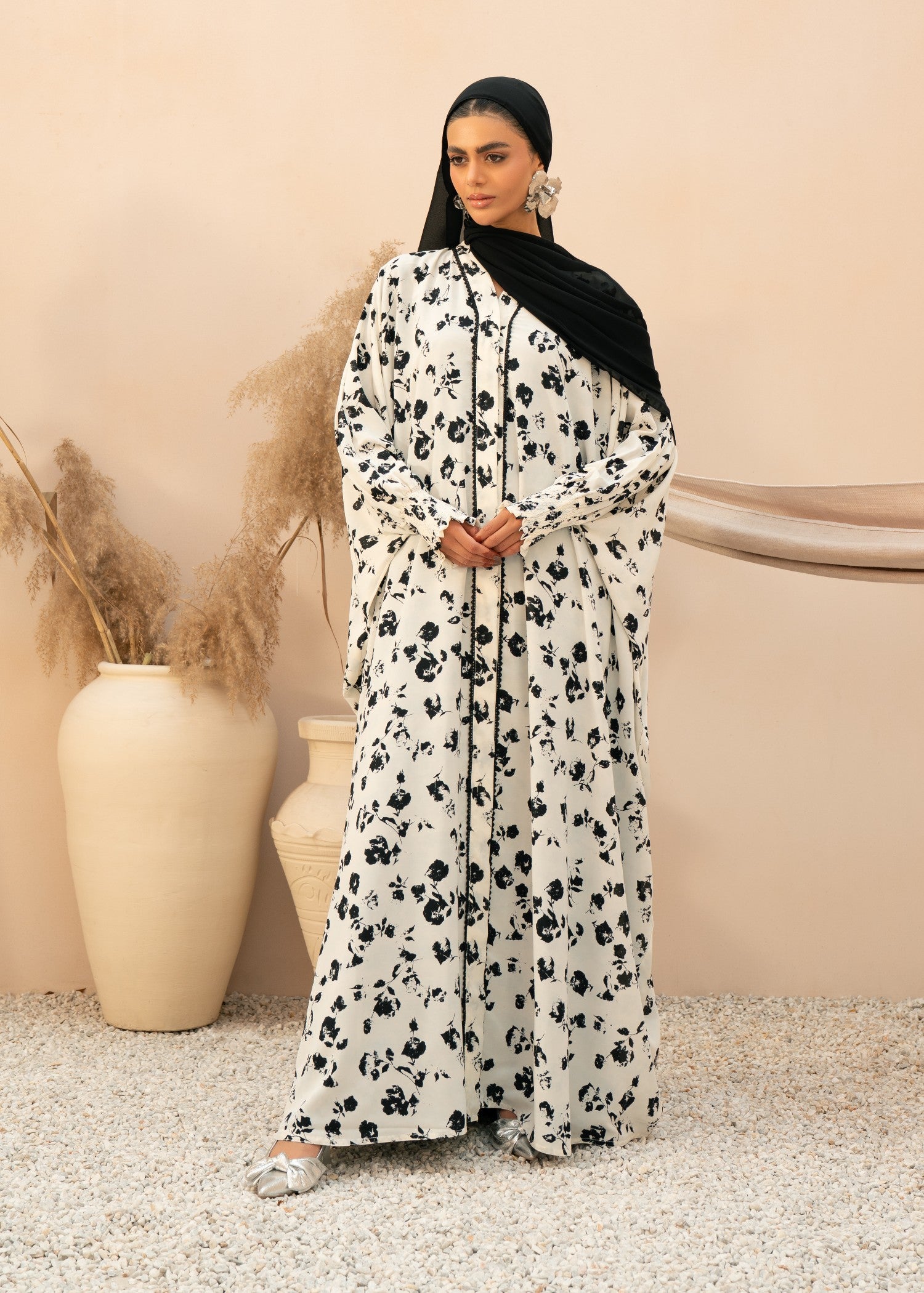 grip Abaya in Black, white