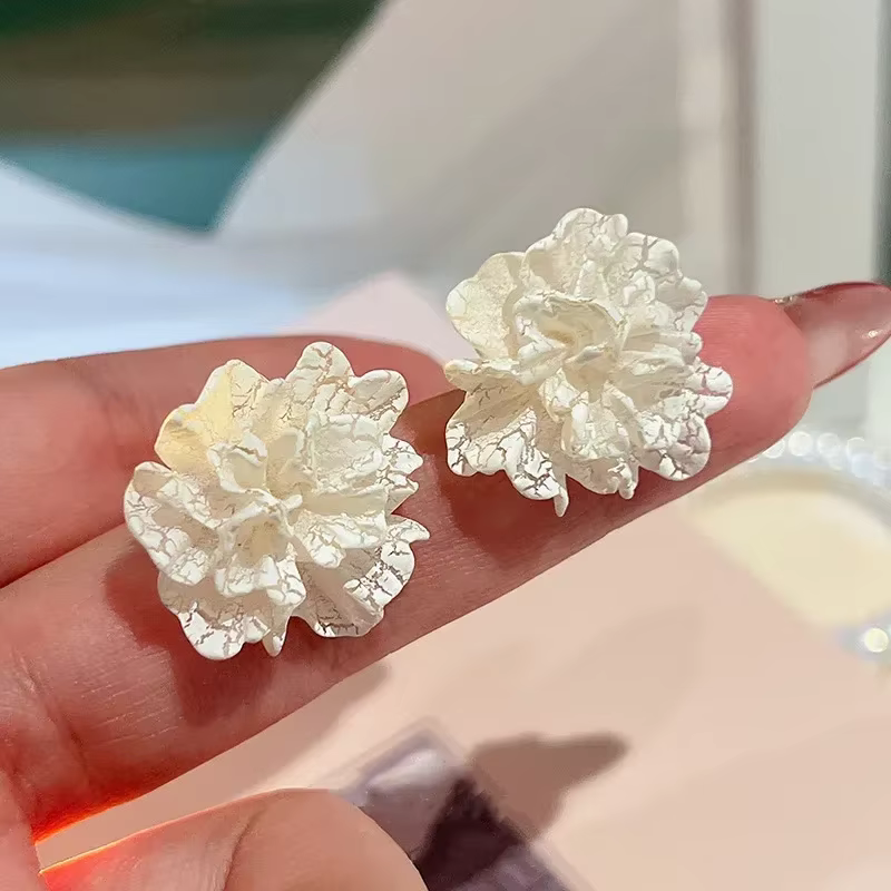 New Big White Flowers Stud Earrings for Women Personality Fashion Unique Design Brincos Wedding Jewelry Birthday Gift - view 2