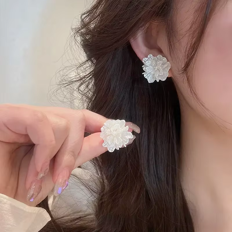 New Big White Flowers Stud Earrings for Women Personality Fashion Unique Design Brincos Wedding Jewelry Birthday Gift