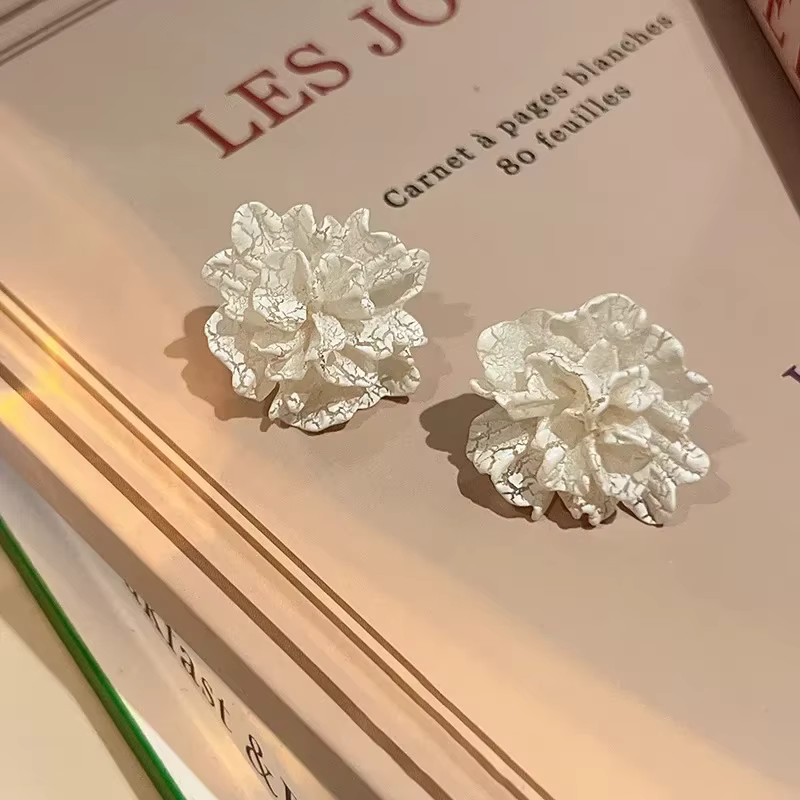 New Big White Flowers Stud Earrings for Women Personality Fashion Unique Design Brincos Wedding Jewelry Birthday Gift - view 4