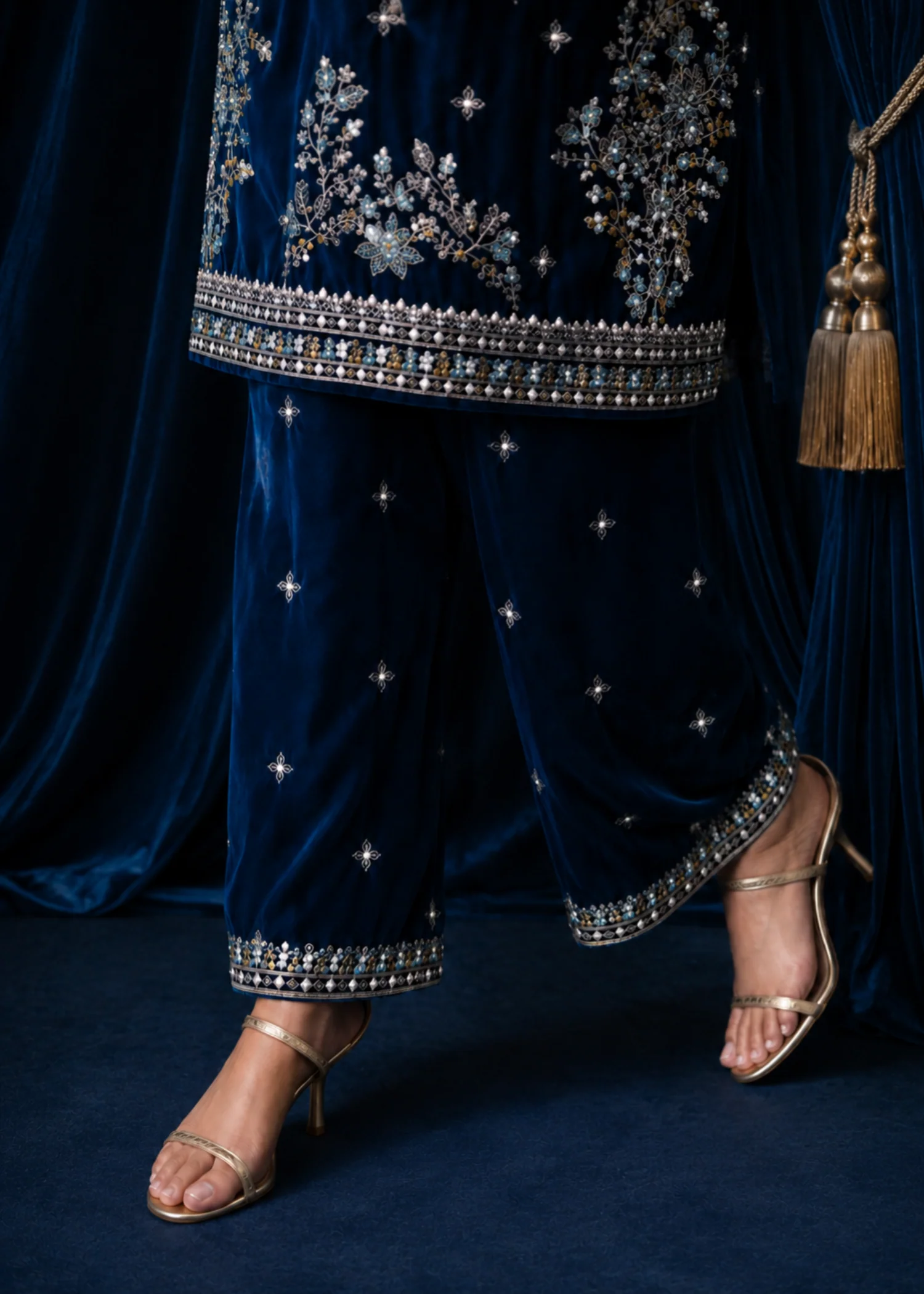chinese micro velvet 9000 Kurta Set in Navy blue - view 4
