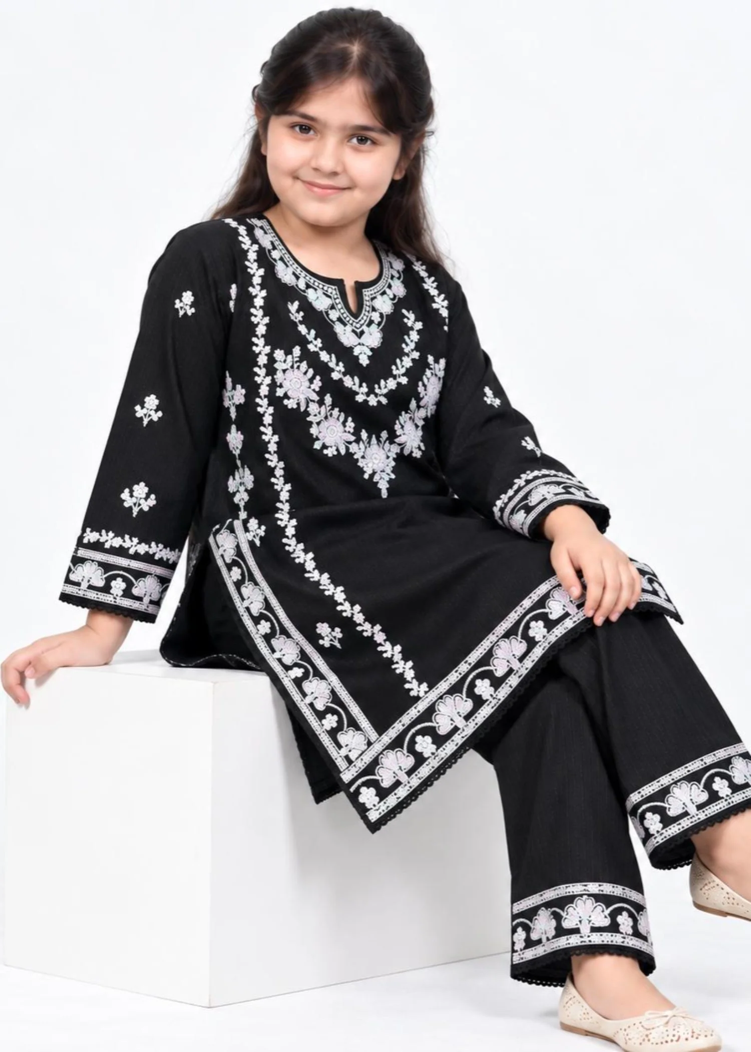 dhanak Kurta Set in Black - view 3