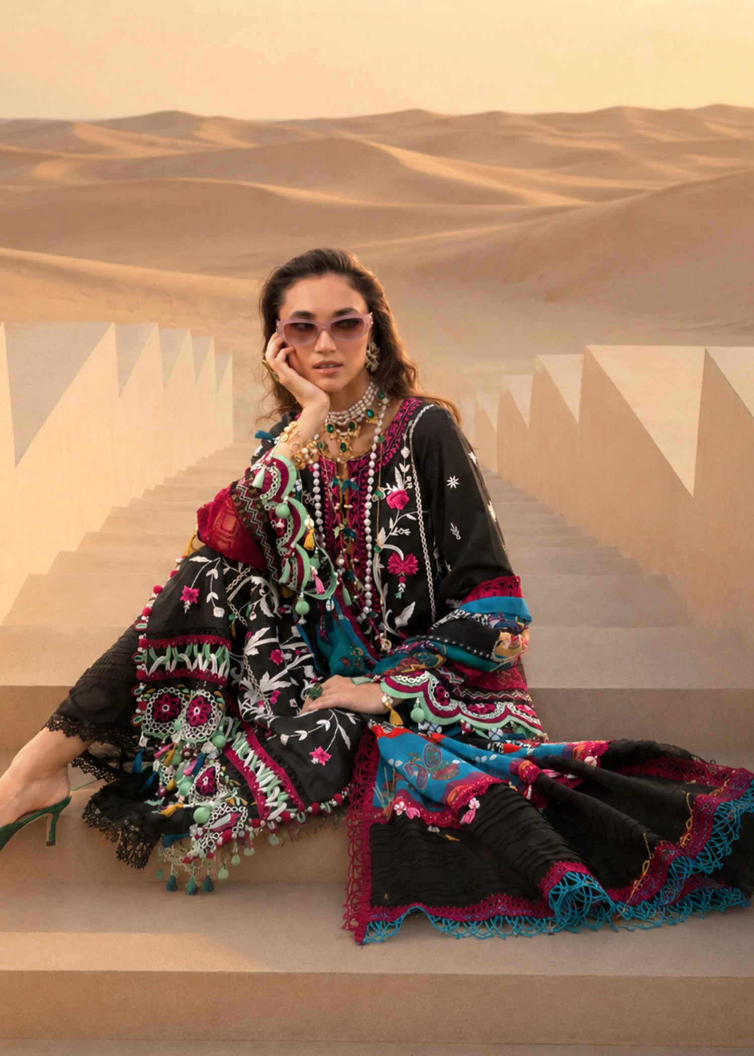 lawn Kurta Set in Black - view 4
