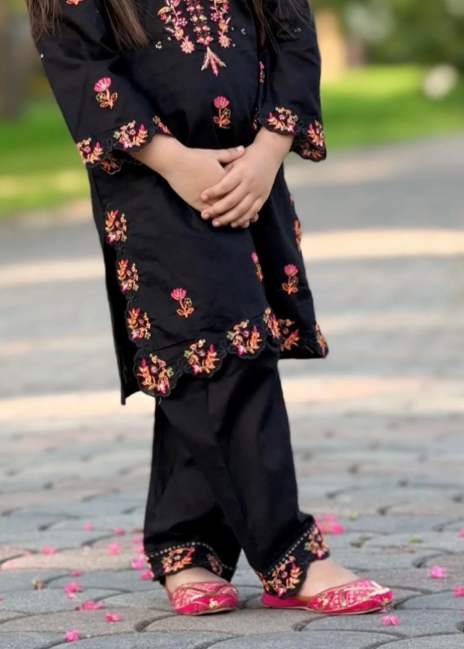 lawn Kurta Set in Black - view 3