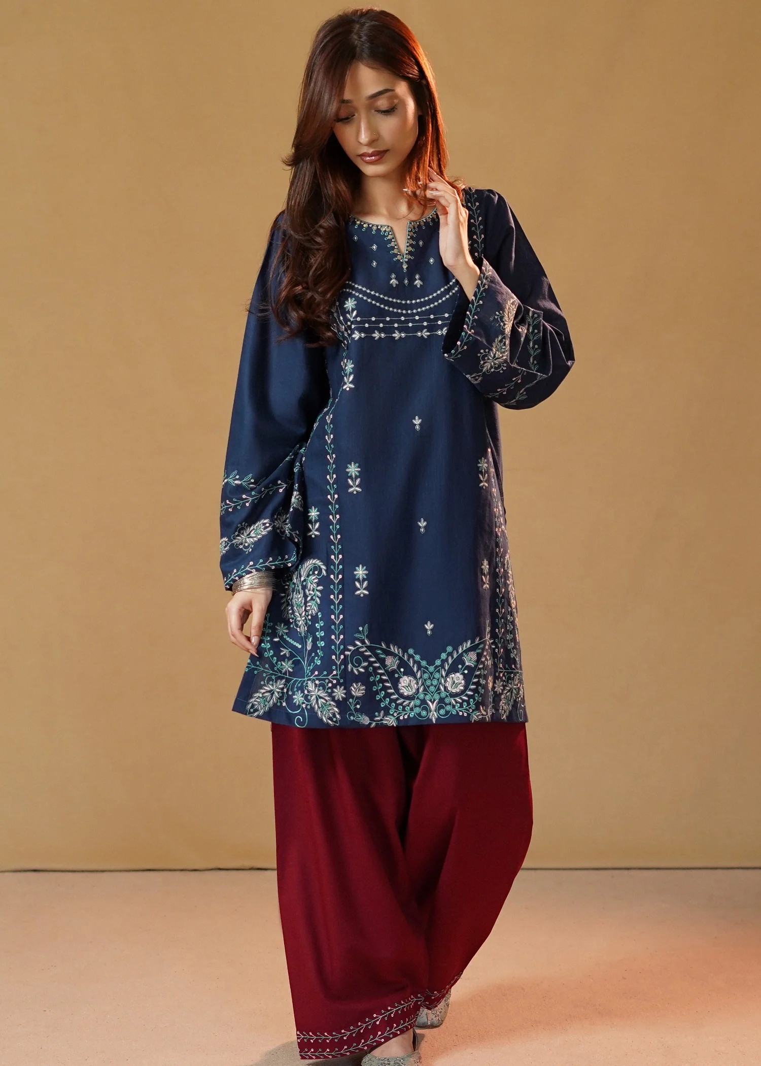 slub khaddar Kurta Set in Maroon, teal - view 2