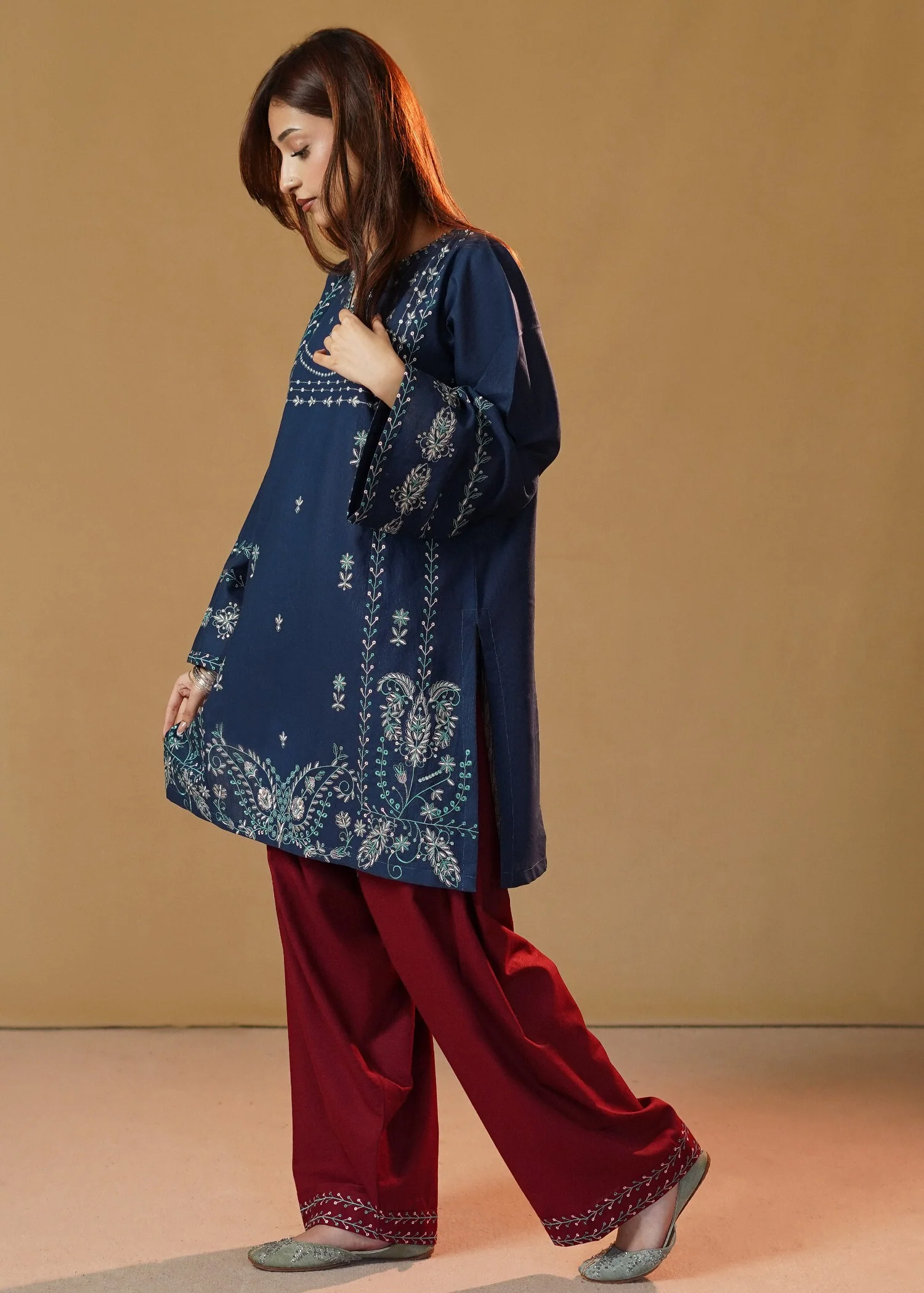 slub khaddar Kurta Set in Maroon, teal - view 6