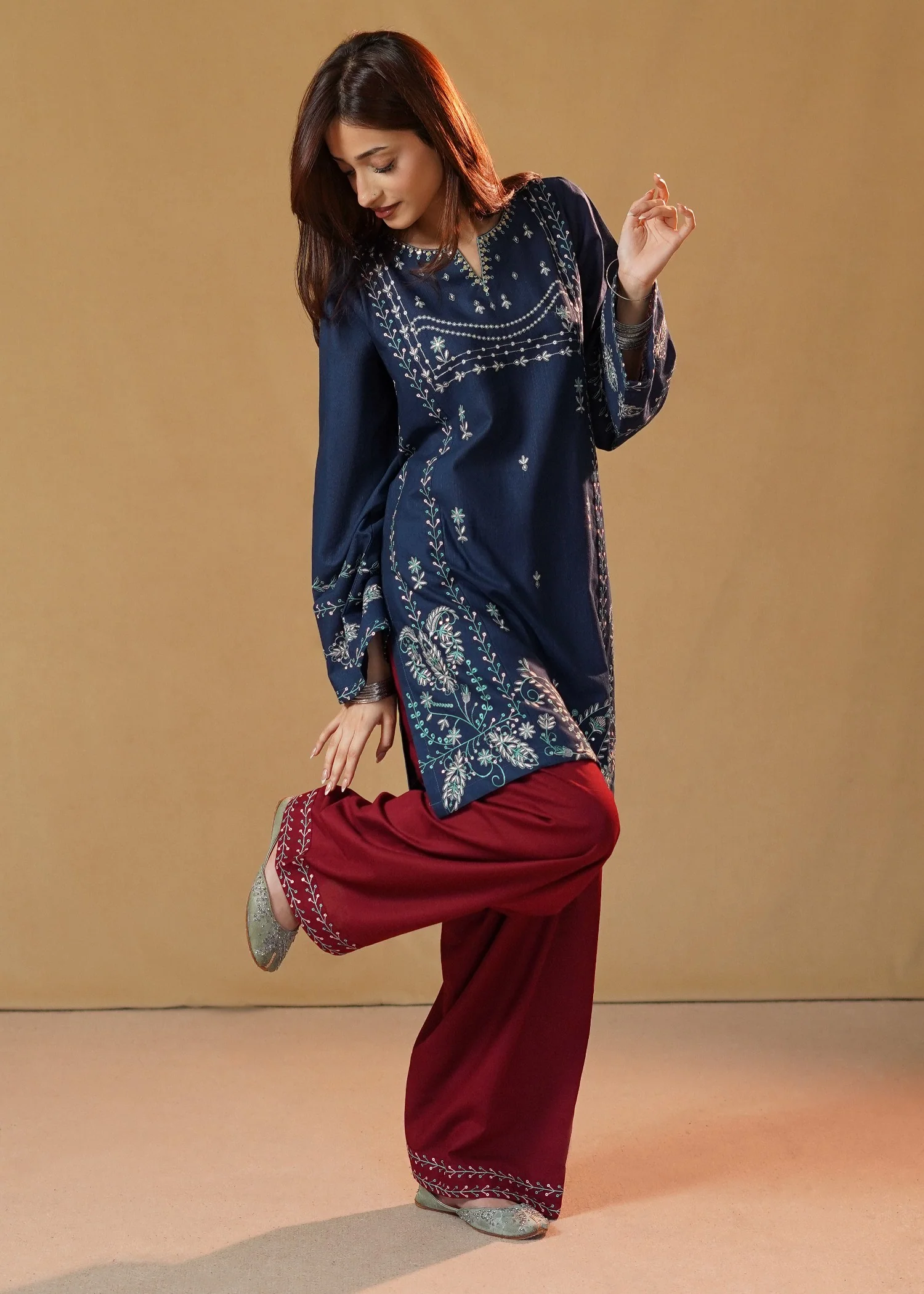 slub khaddar Kurta Set in Maroon, teal - view 8