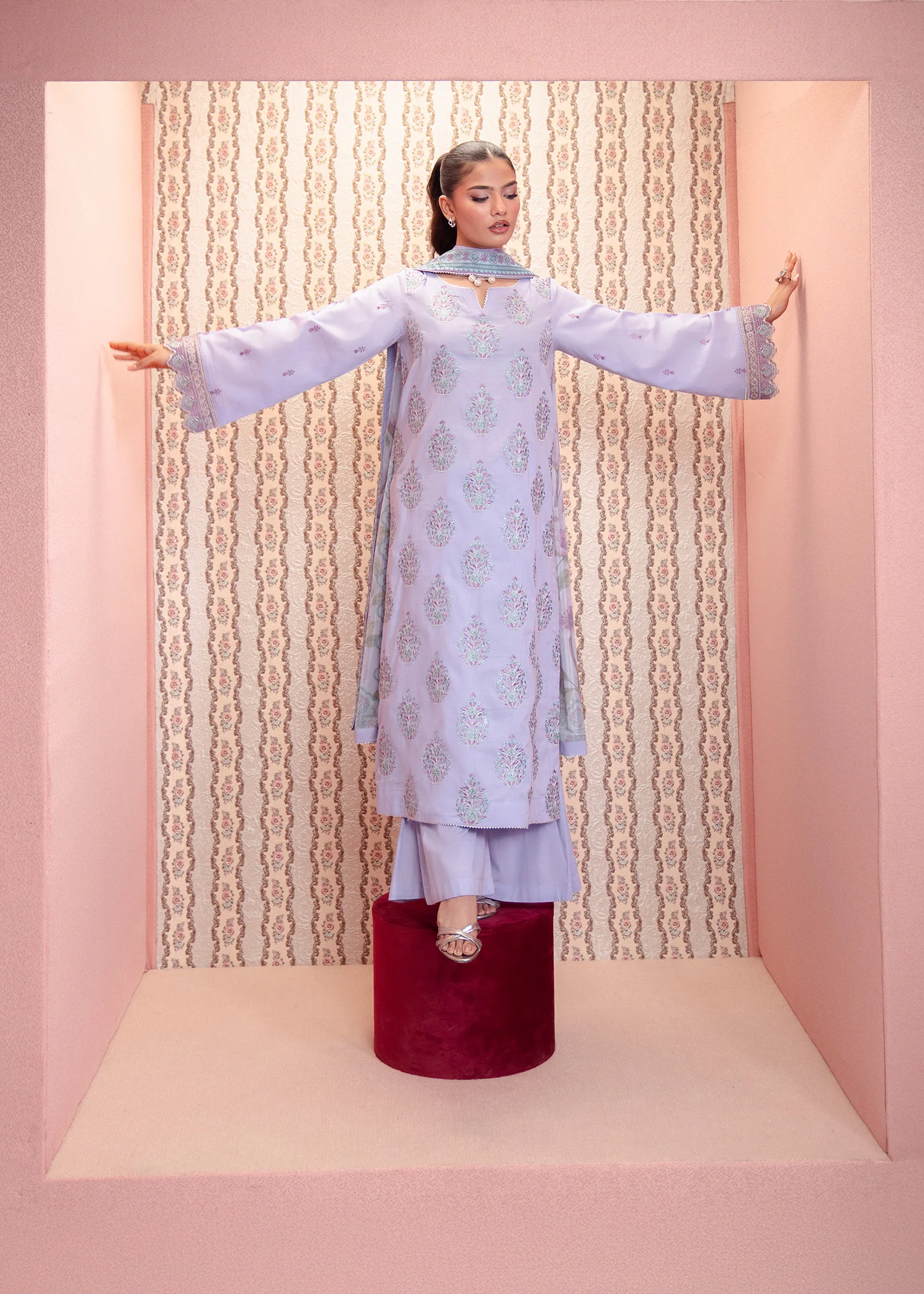 lawn Kurta Set in Lavender - view 5