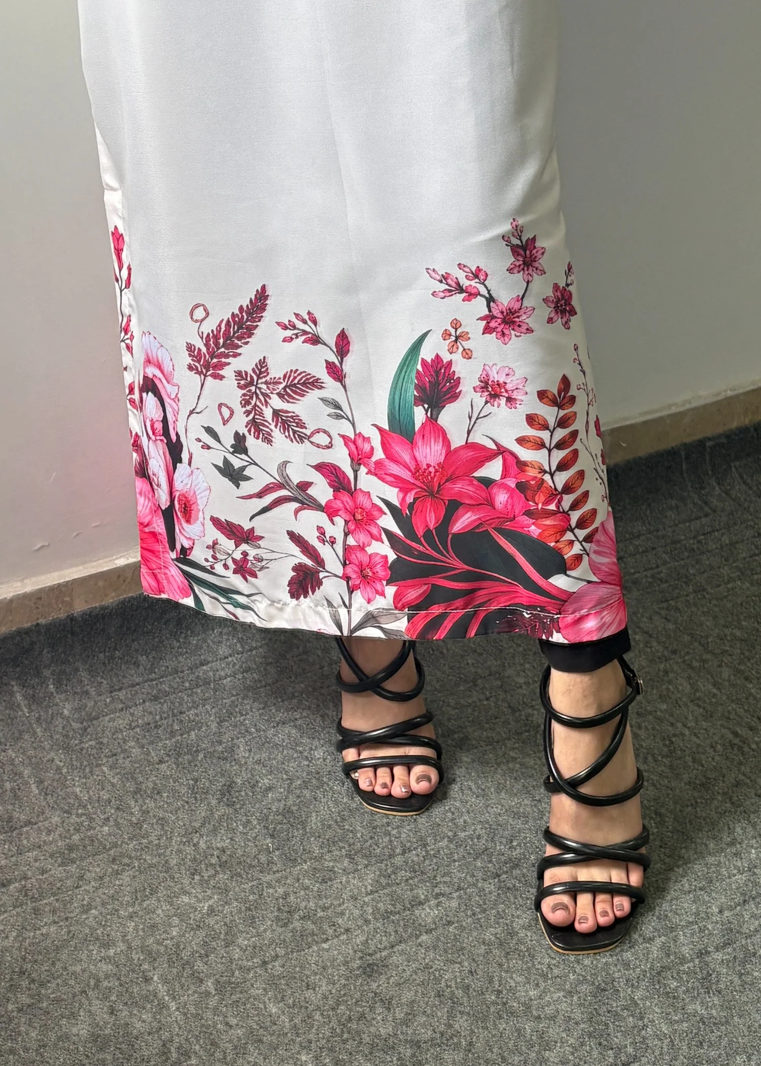 silk Kaftan in Floral white - view 7