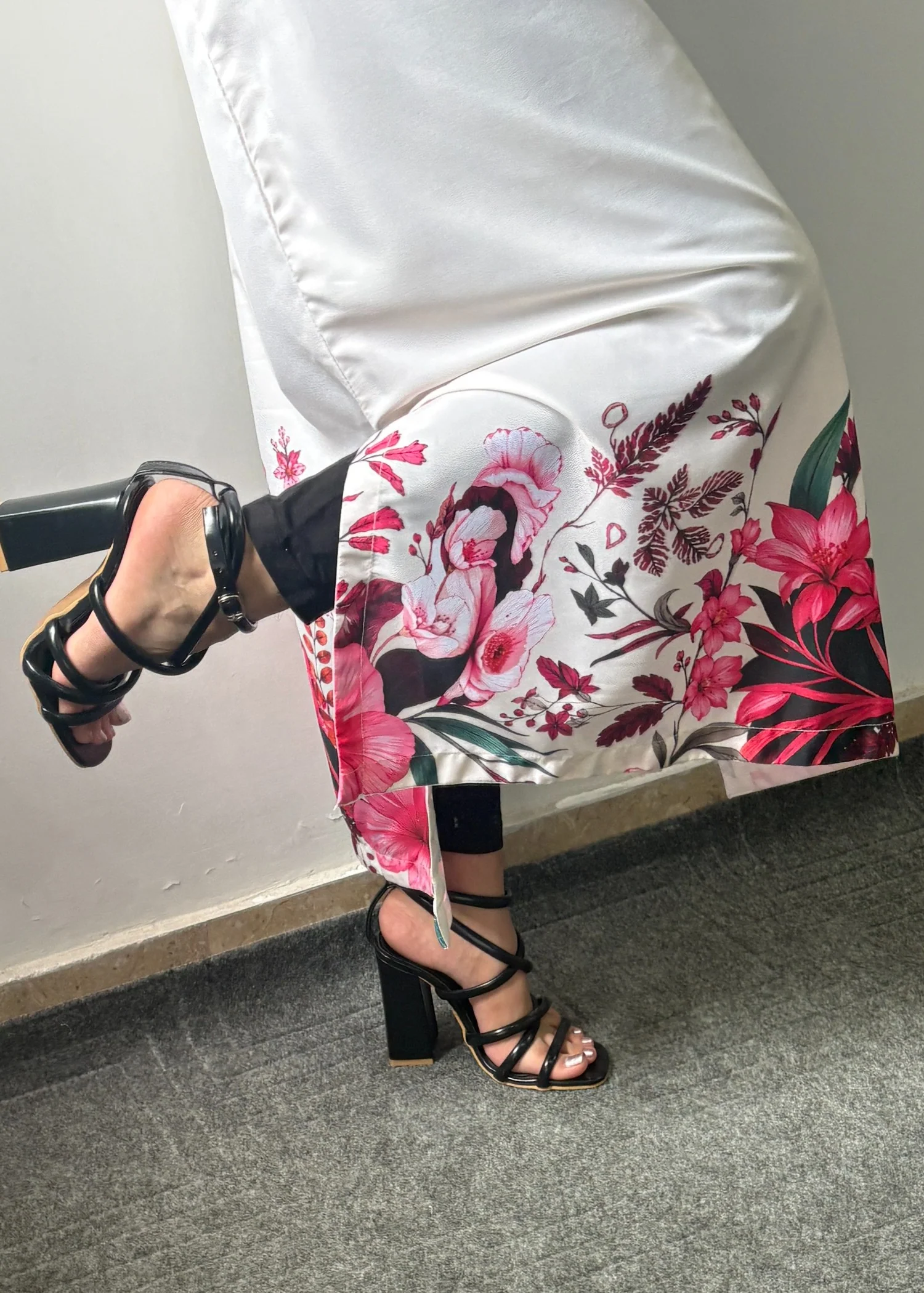 silk Kaftan in Floral white - view 8