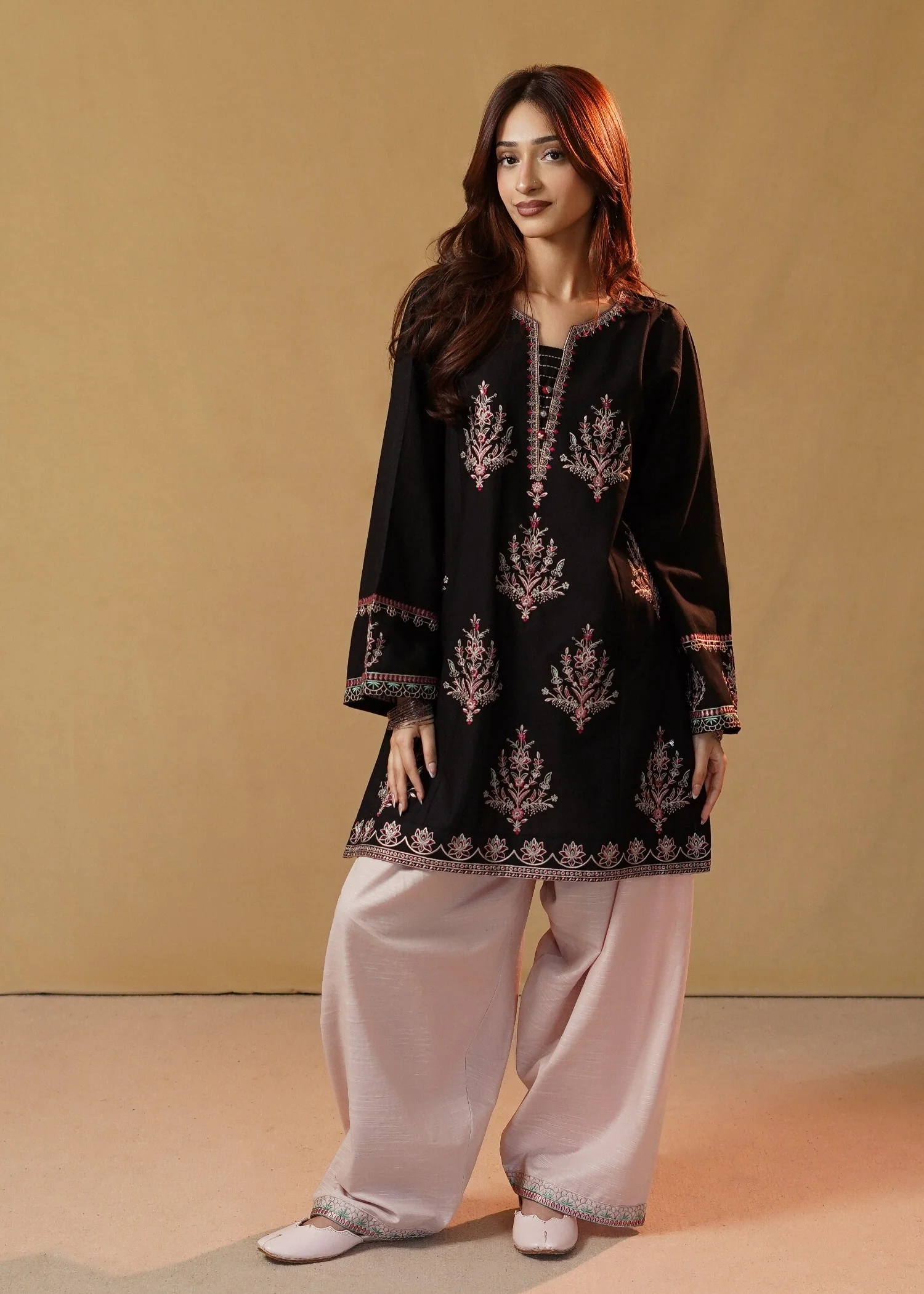 slub khaddar Kurta Set in Baby pink, black - view 2
