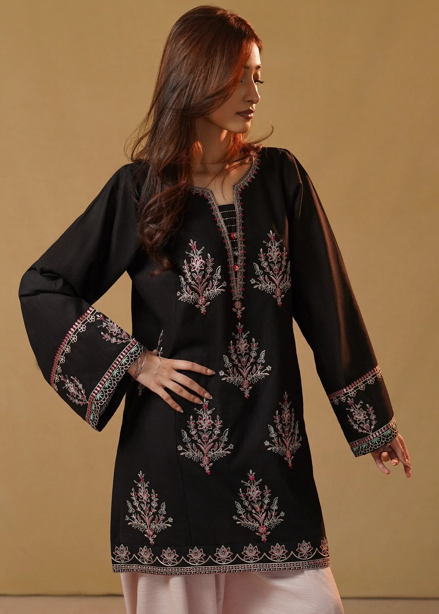 slub khaddar Kurta Set in Baby pink, black - view 3