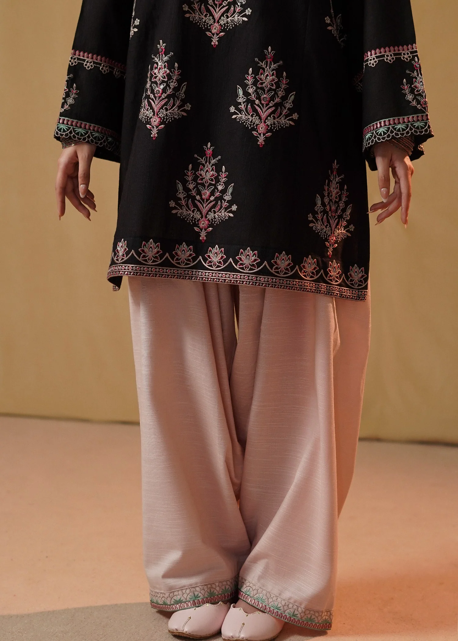slub khaddar Kurta Set in Baby pink, black - view 5