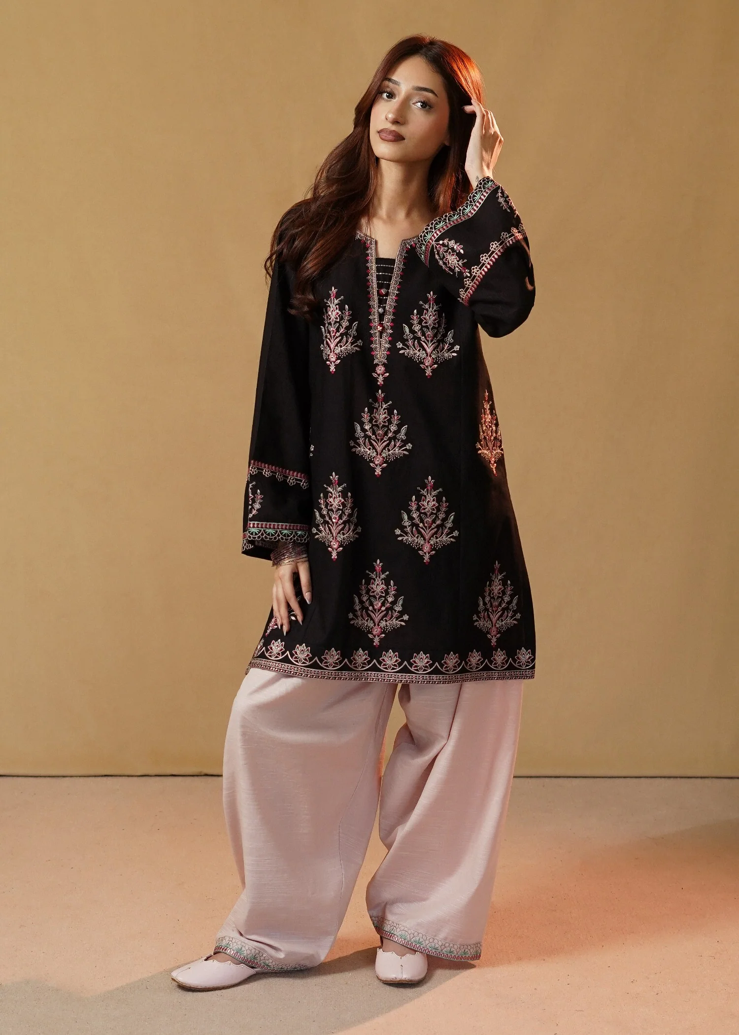 slub khaddar Kurta Set in Baby pink, black