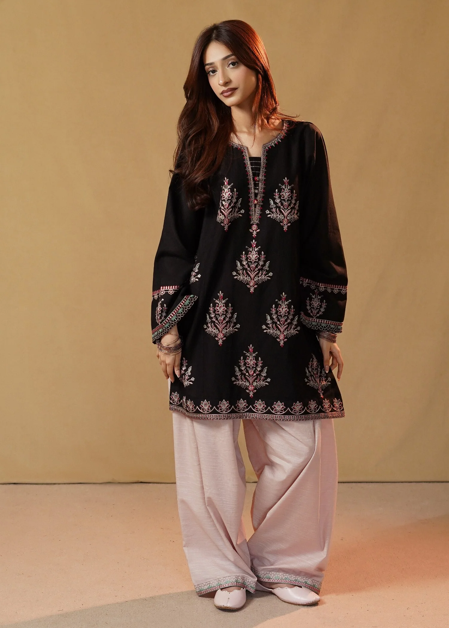 slub khaddar Kurta Set in Baby pink, black - view 8