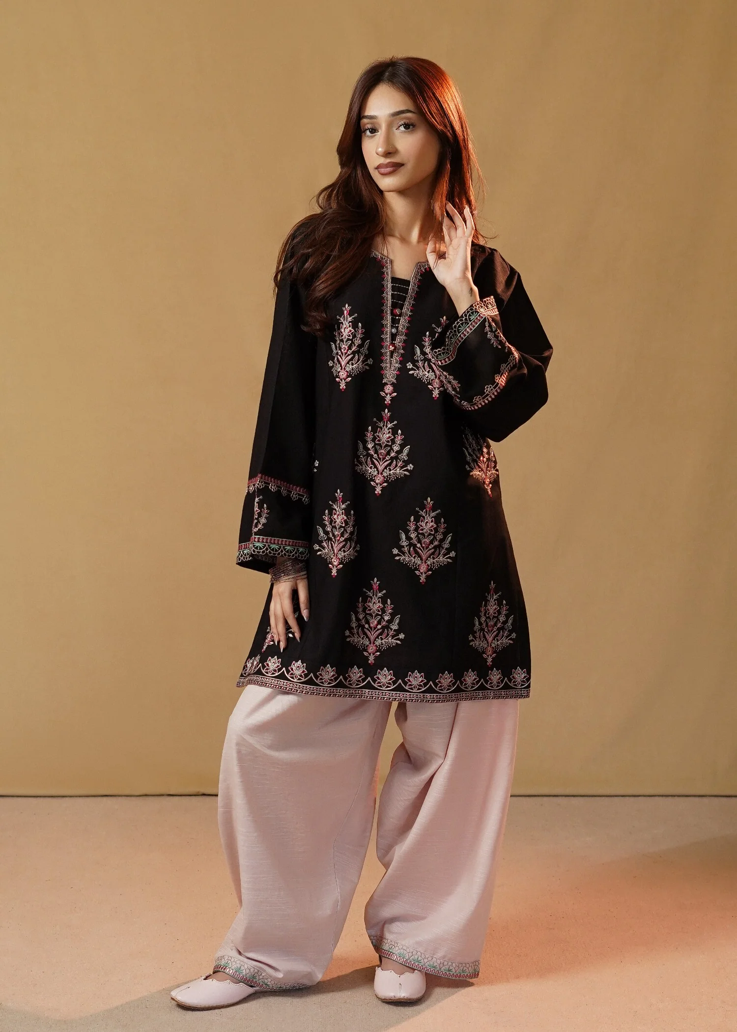 slub khaddar Kurta Set in Baby pink, black - view 6