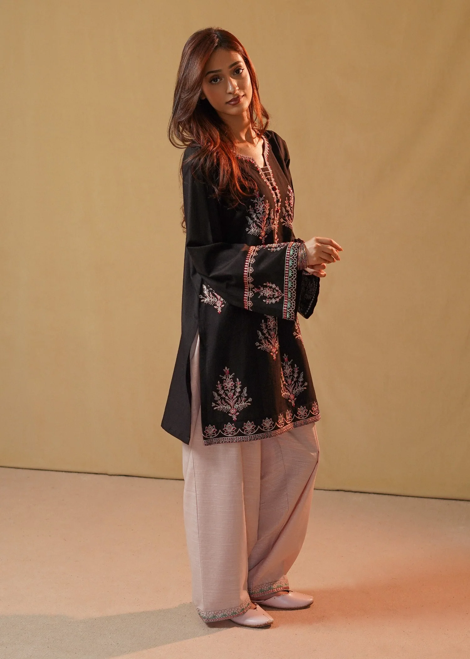 slub khaddar Kurta Set in Baby pink, black - view 4