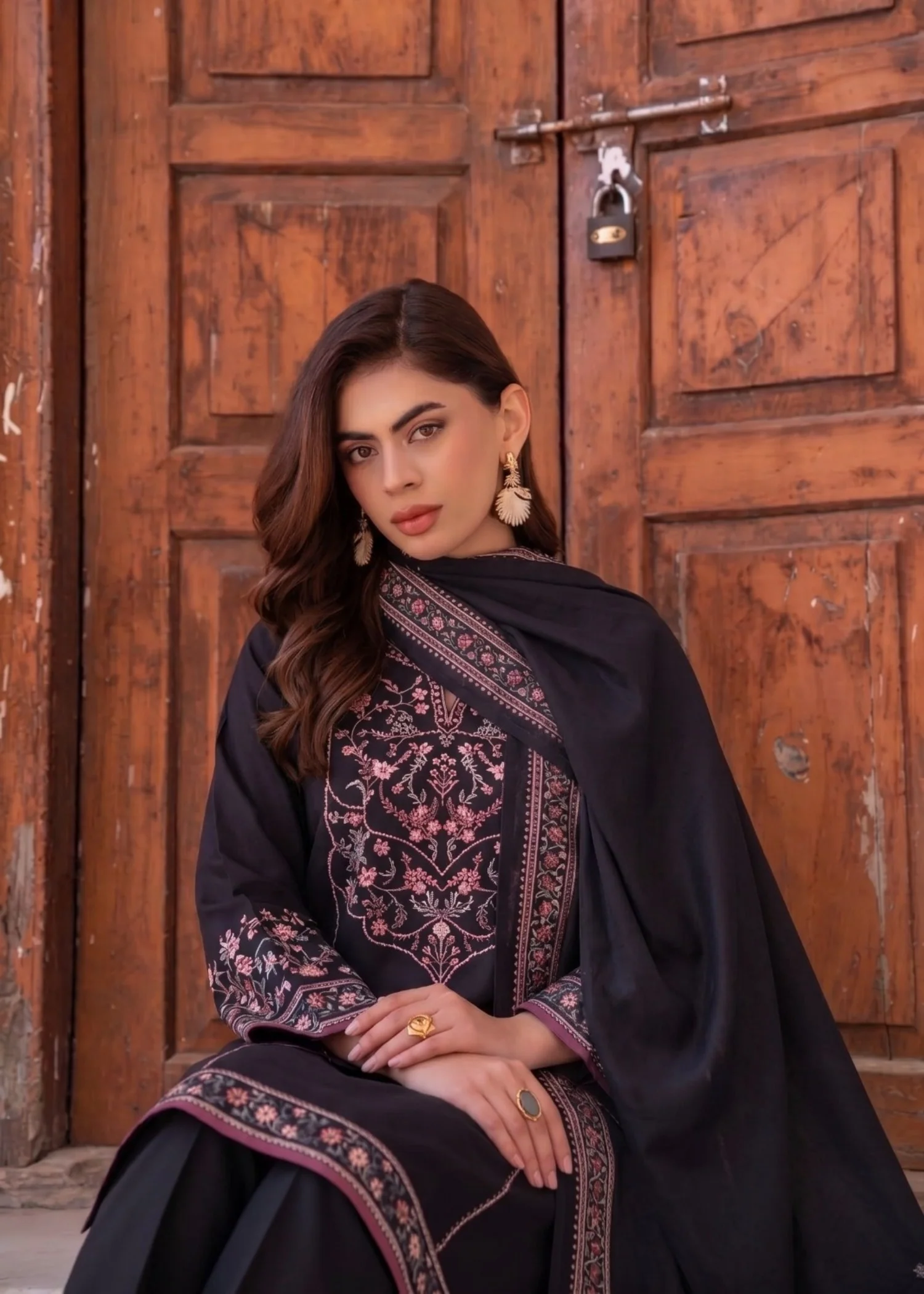 viscose Unstitched in Black - view 3