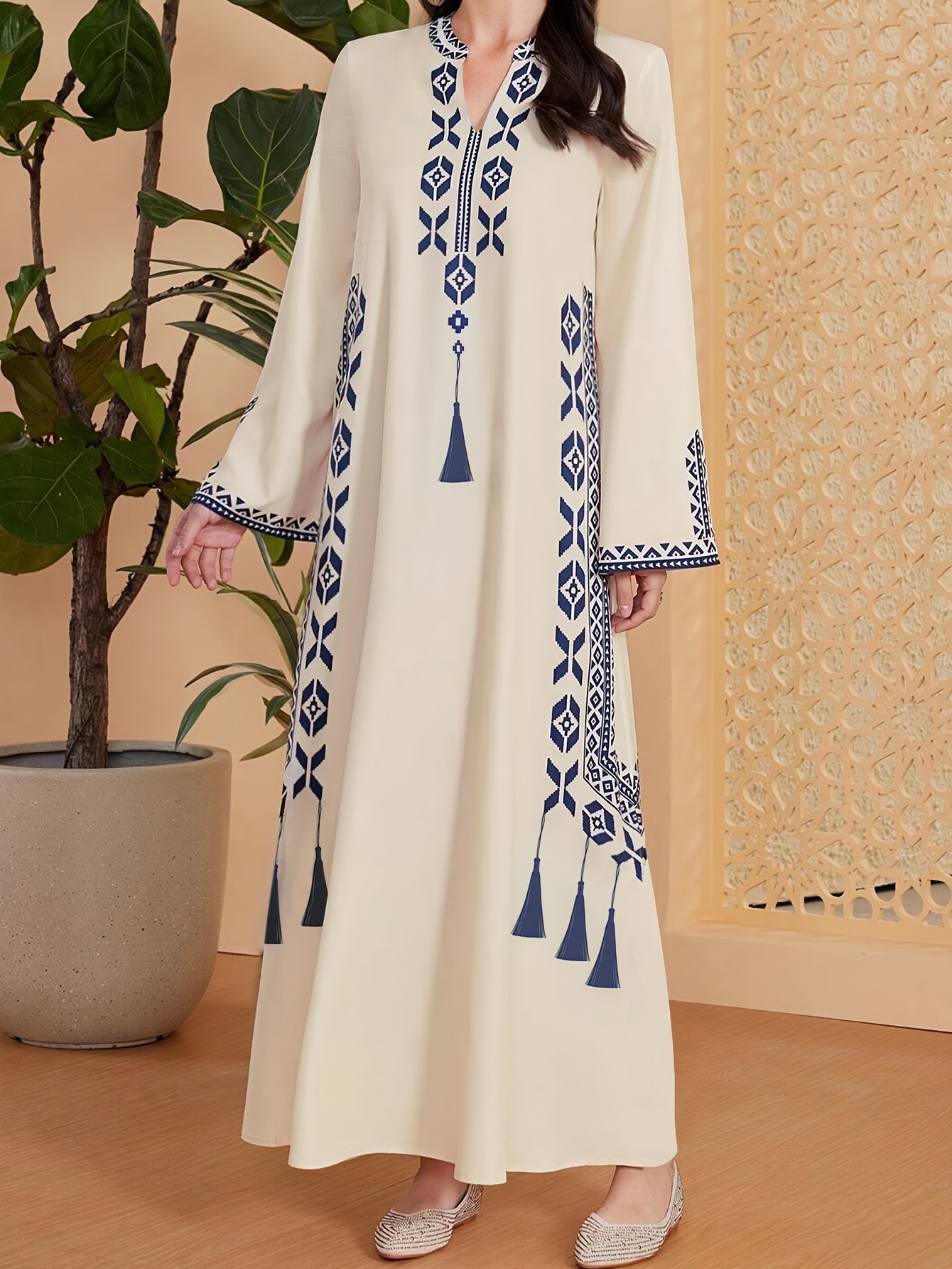 Middle East Muslim women's printed V-neck robe Arab ethnic style printed dress - detail 2