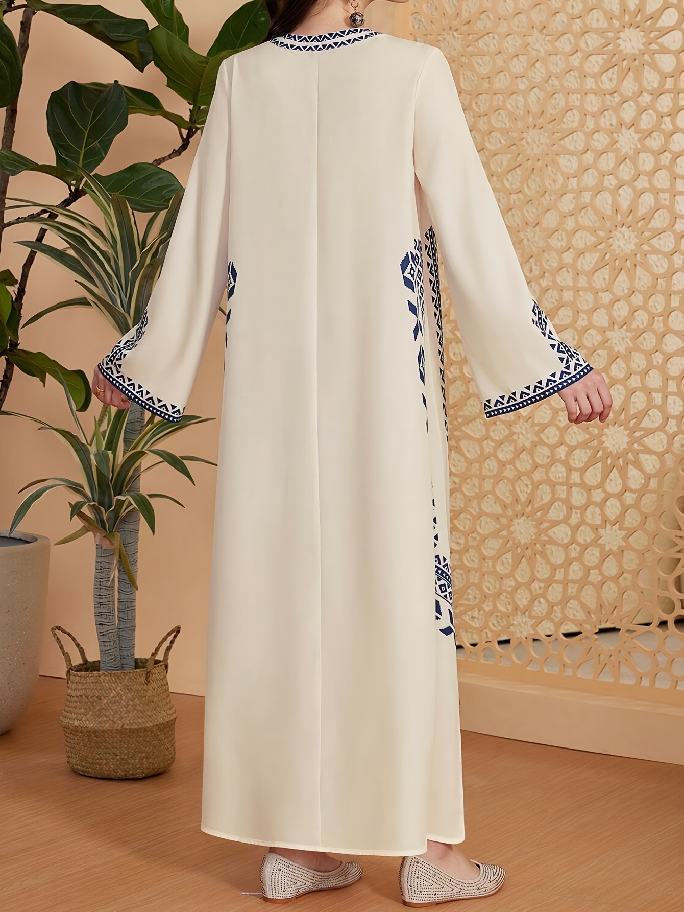 Middle East Muslim women's printed V-neck robe Arab ethnic style printed dress - detail 5
