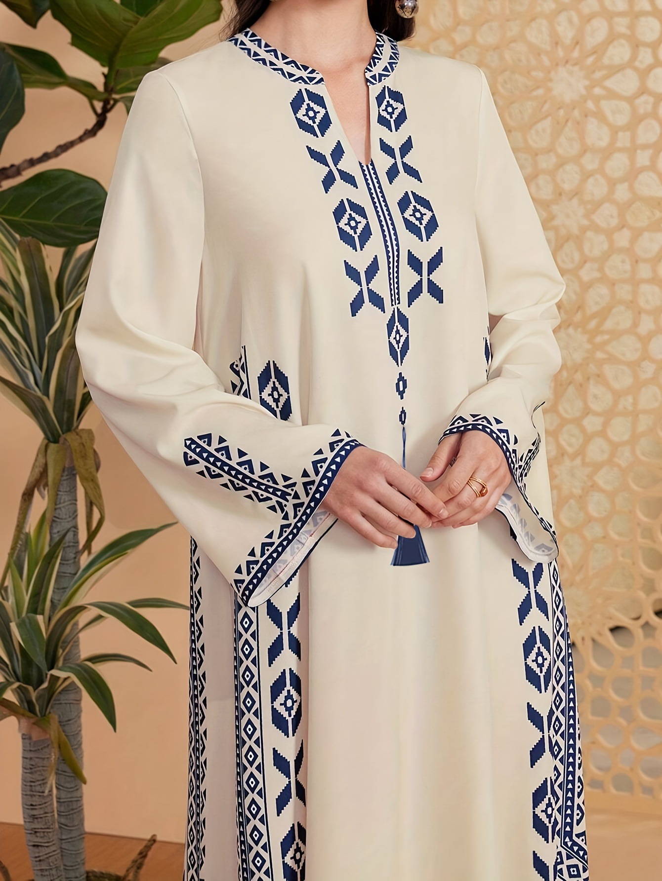 Middle East Muslim women's printed V-neck robe Arab ethnic style printed dress - detail 3
